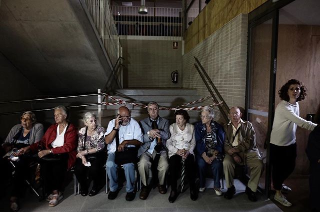 Catalan refer&eacute;ndum in #catalunya #barcelona.  Aged people seated after several hours waiting to vote in the &ldquo;Escola l&rsquo;Univers&rdquo;

#love #picoftheday #1oct #catalanreferendum #selfdefense #notincpor #referendum  #catalunyalliure