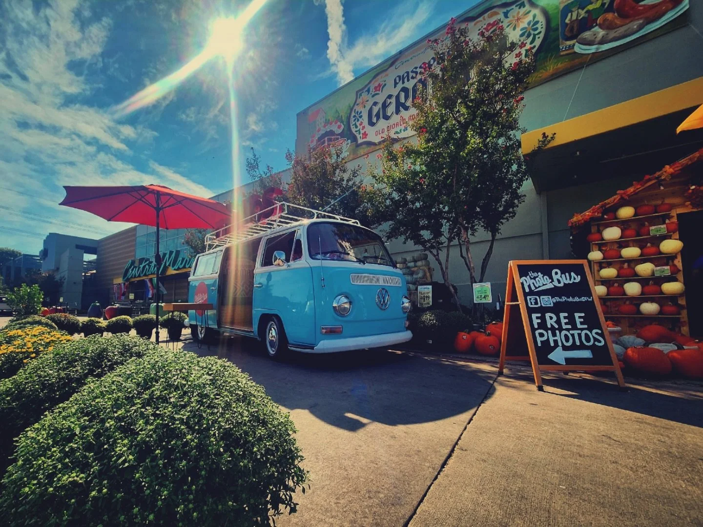 Photo Bus at one of our favs, Central Market @ Lovers. Is it fall yet? 🎃 🍁