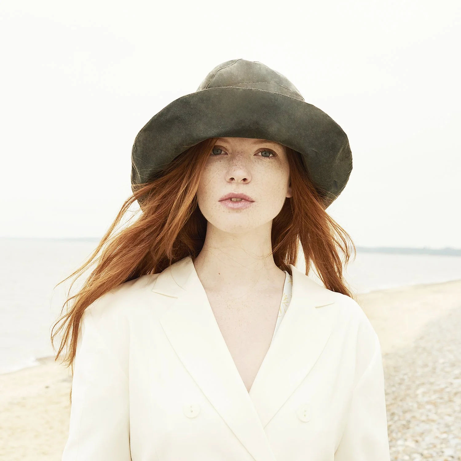 Wide-brimmed rain hat in wax cotton 