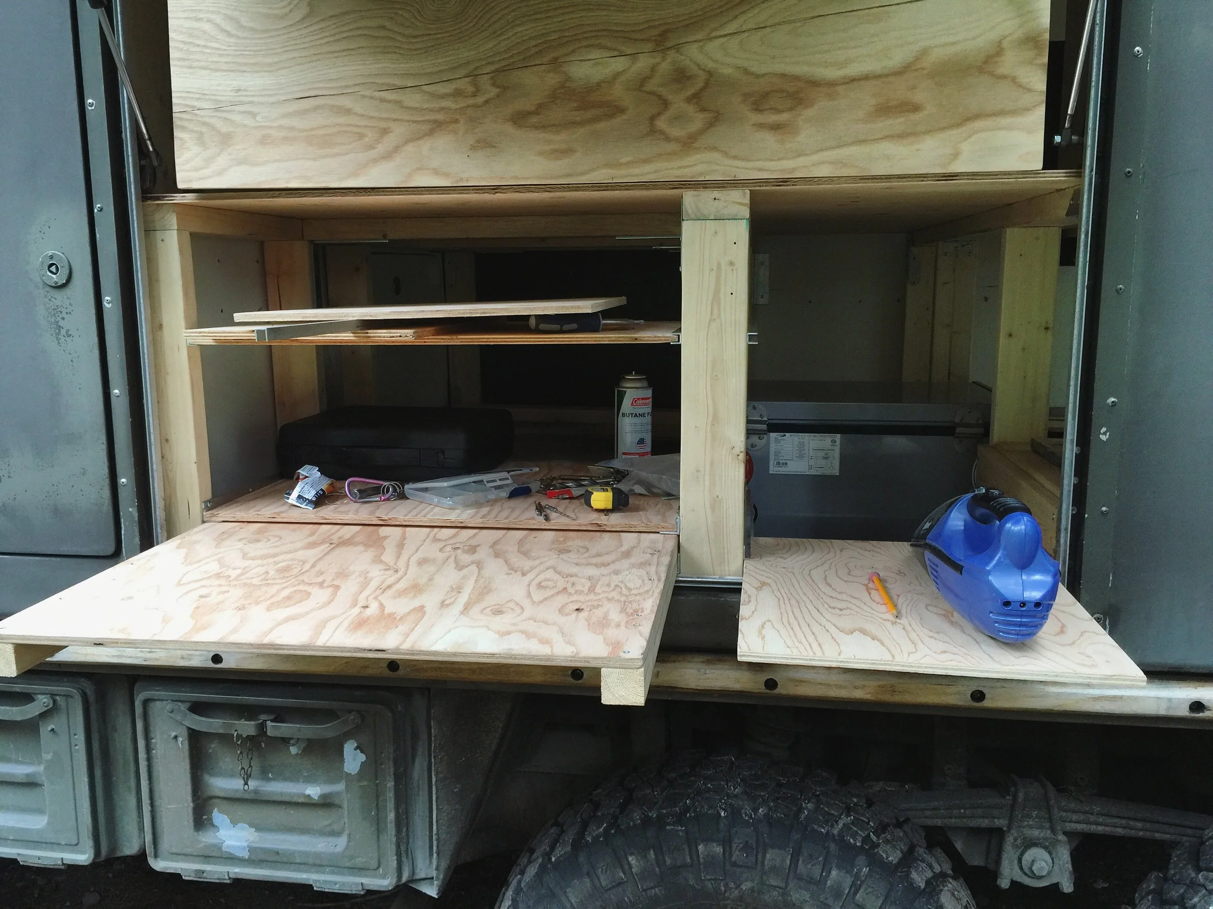 Kitchen, sliding spaces exposed.