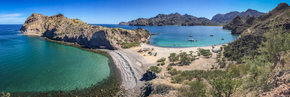 A full view of the Agua Verde isthmus. It's a popular place for yachts, as well.