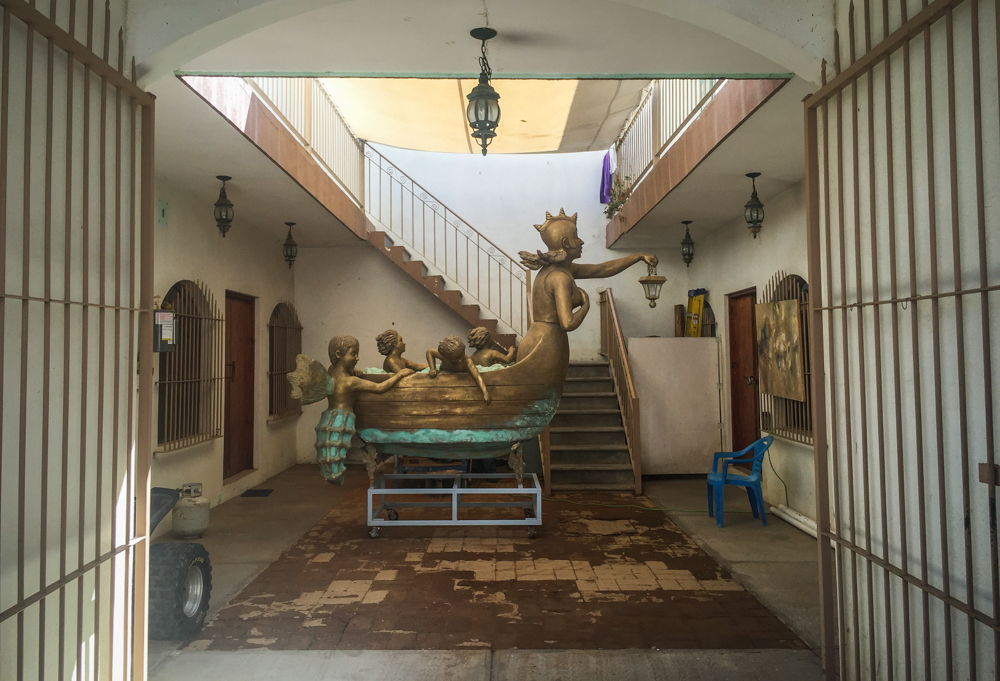 Peering into one of the many open workshop galleries in Todos Santos.