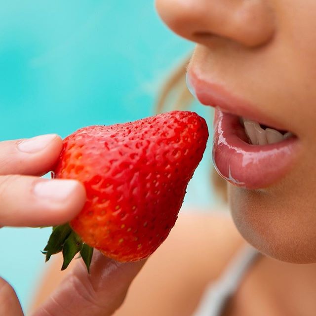 🍓💦 @majaelmstrom .
.
MUA: @melissa.hurkman .
.
#laphotographer #strawberry #summer #beauty #model