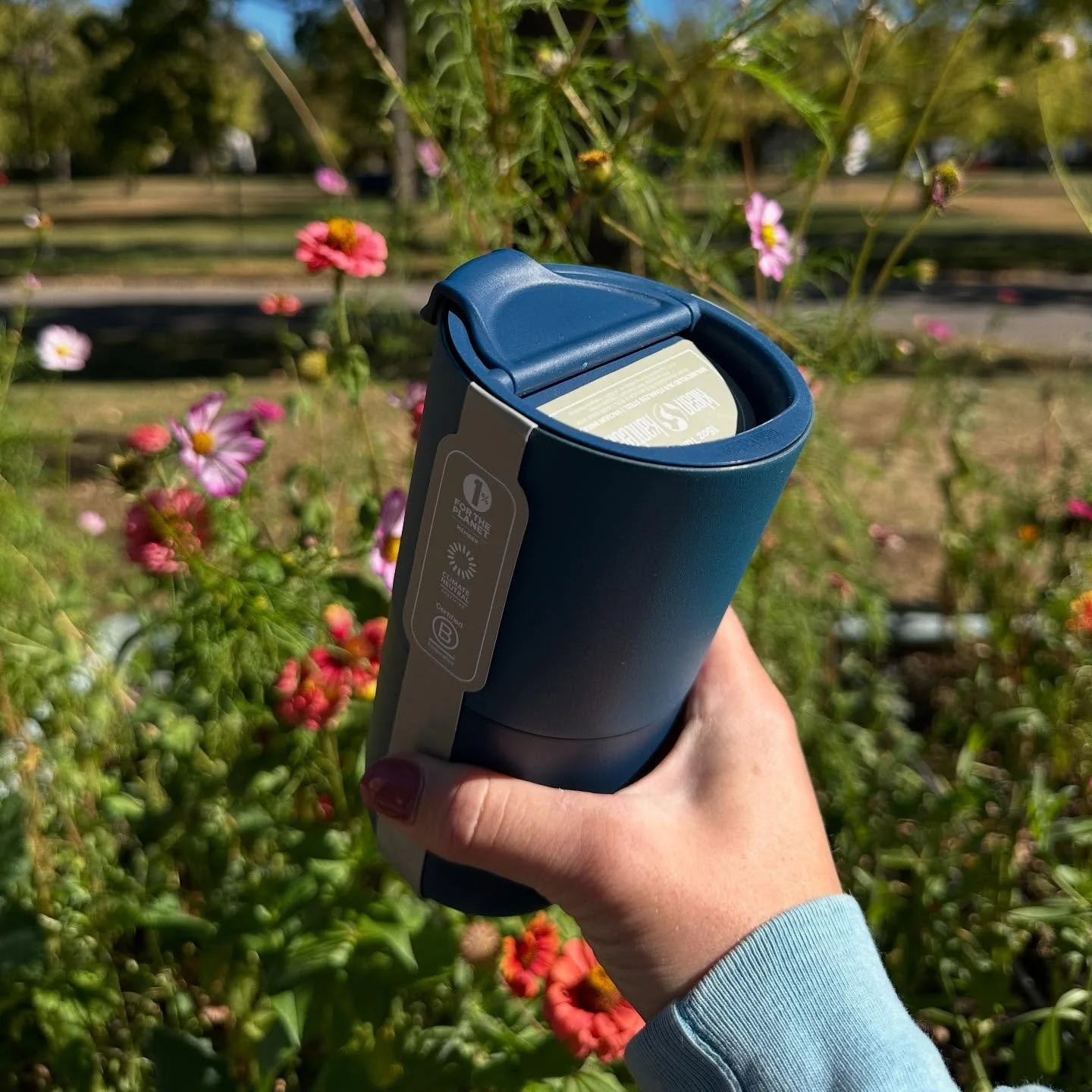 It’s a perfect fall day for a @kleankanteen GIVEAWAY! 
We’ve been compiling a list of brands we believe in and @kleankanteen is high up on the list. They are @bcorporation and @thechangeclimateproject certified, donate @1percentftp, prom