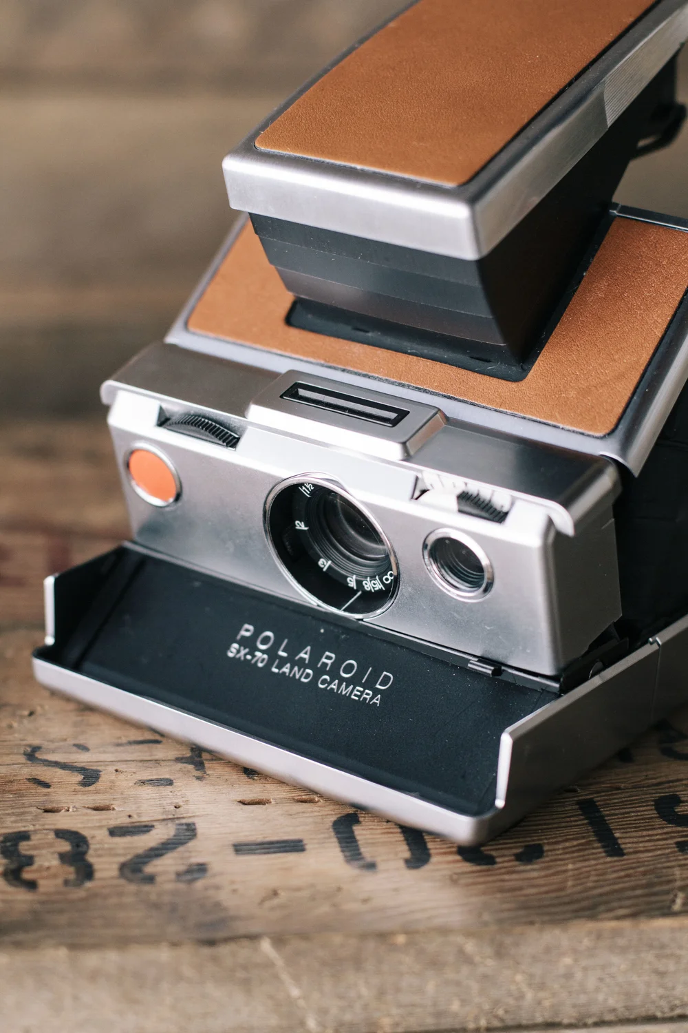 POLAROID SX-70 LAND CAMERA — Velour