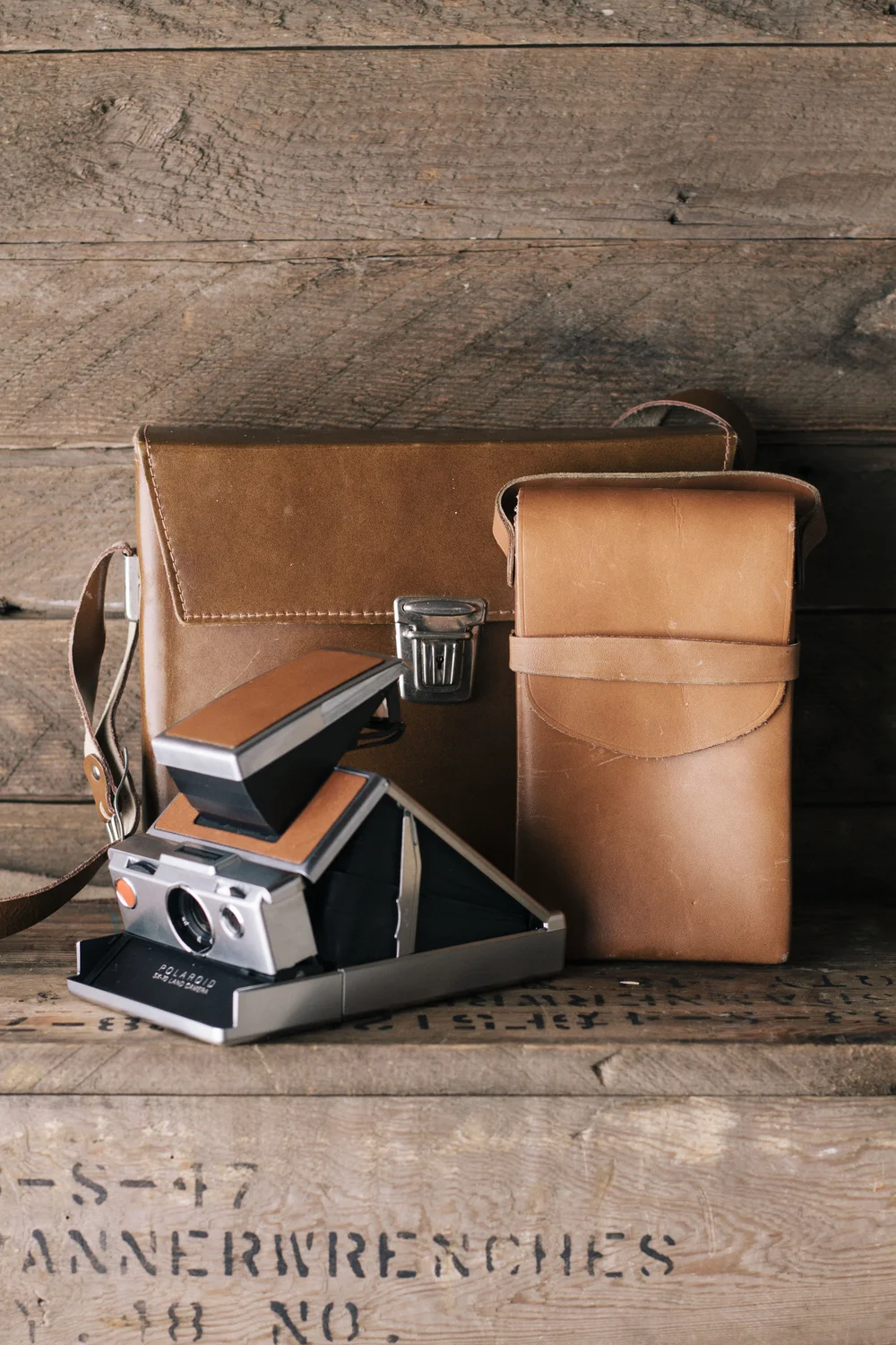 POLAROID SX-70 LAND CAMERA — Velour