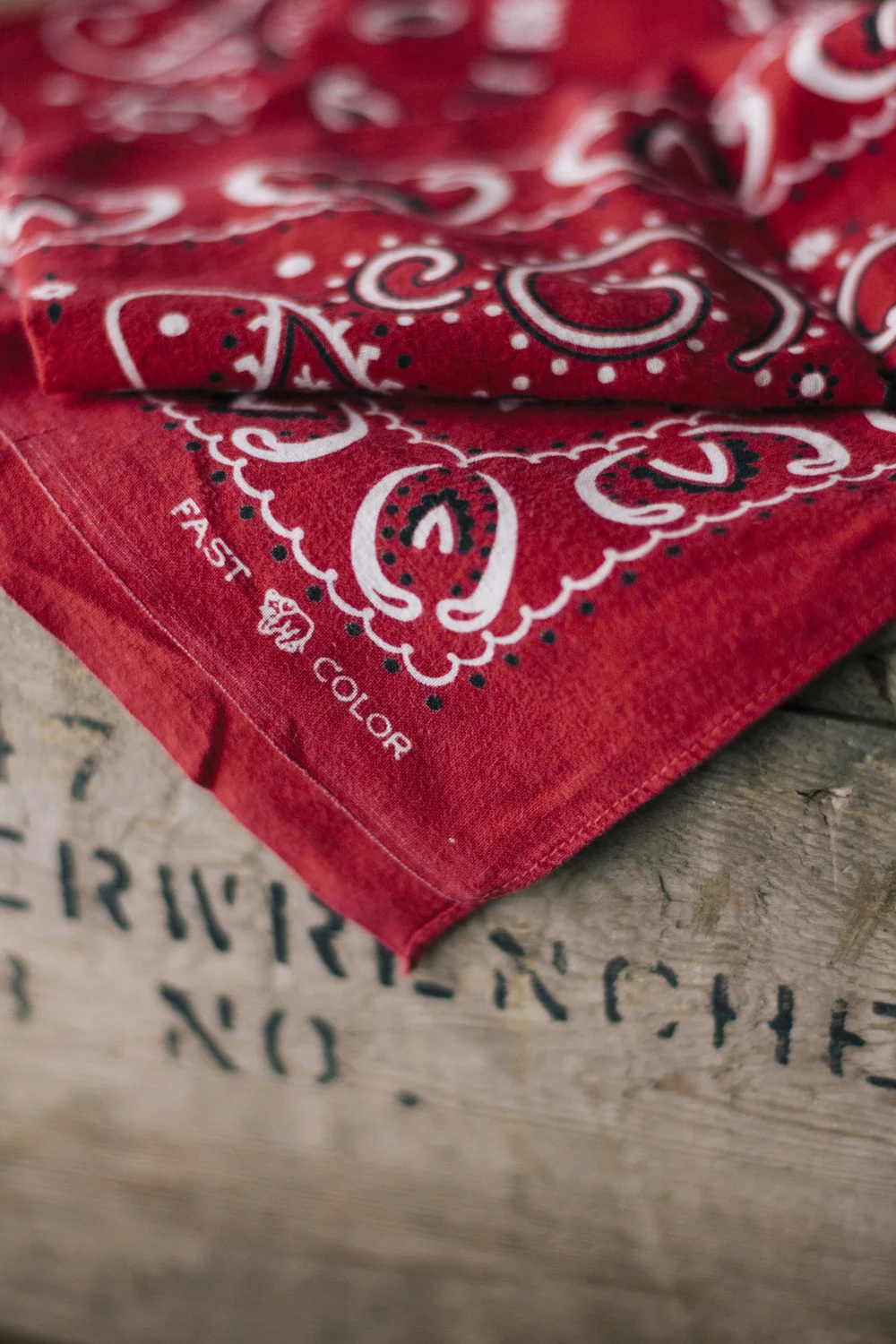 RED TRUNK DOWN BANDANA — Velour