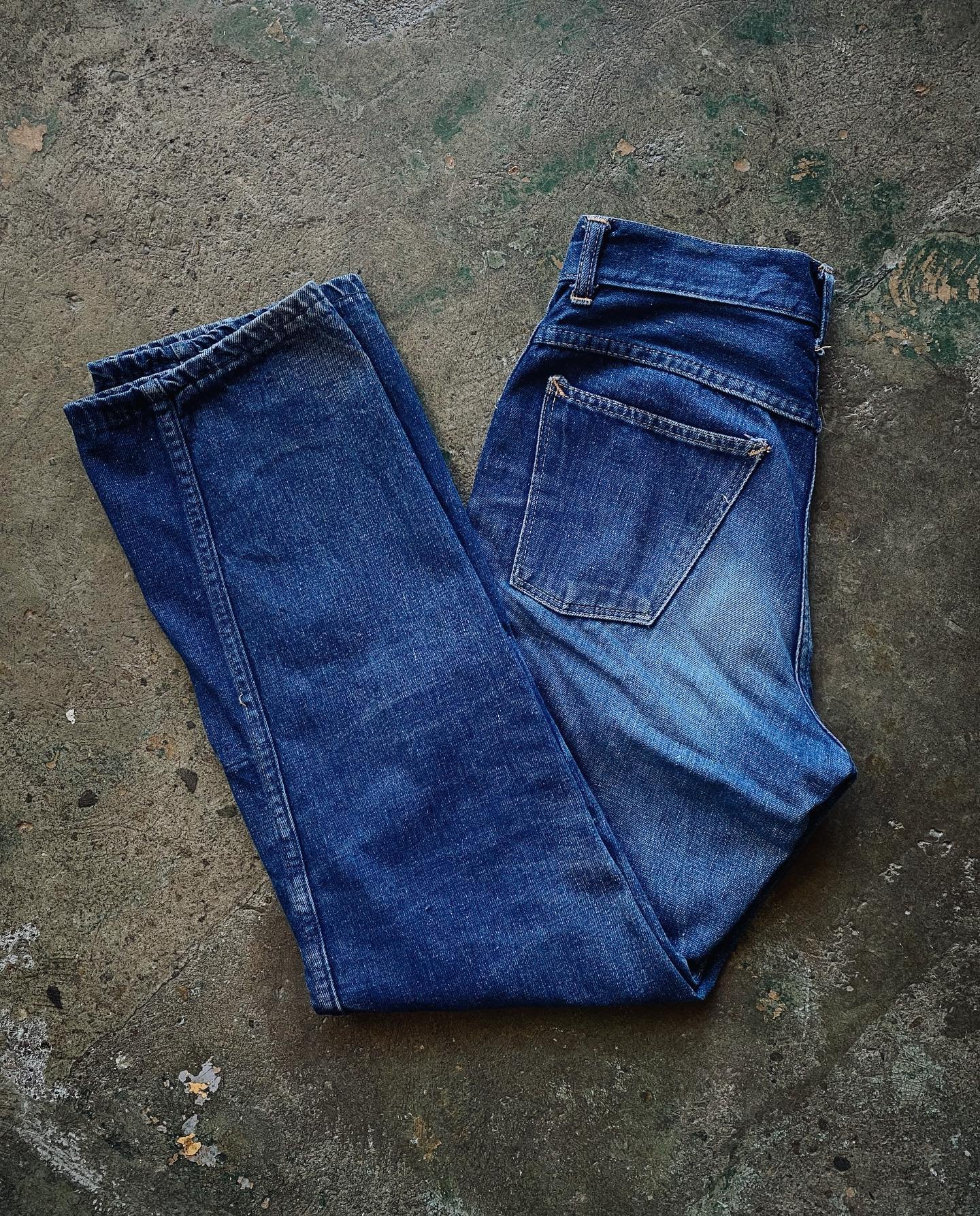 Nicely worn, unbranded &lsquo;50s/&lsquo;60s pair o&rsquo; blues. Slightly tapered fit with a 26&rdquo; waist