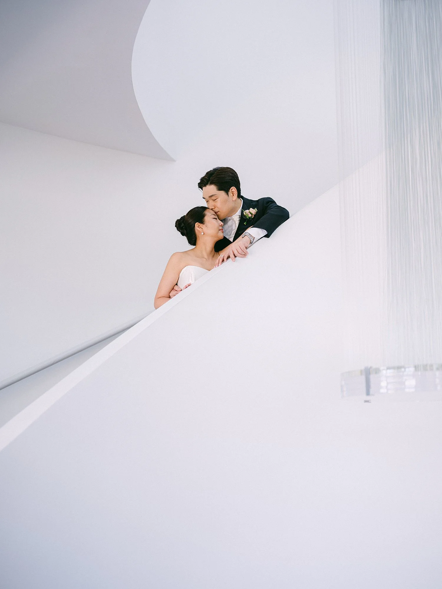 Wedding portrait of Jennifer and Andy at Maritime Parc NJ with the sunny Manhattan skyline in the background by Haseok Chung Studio.