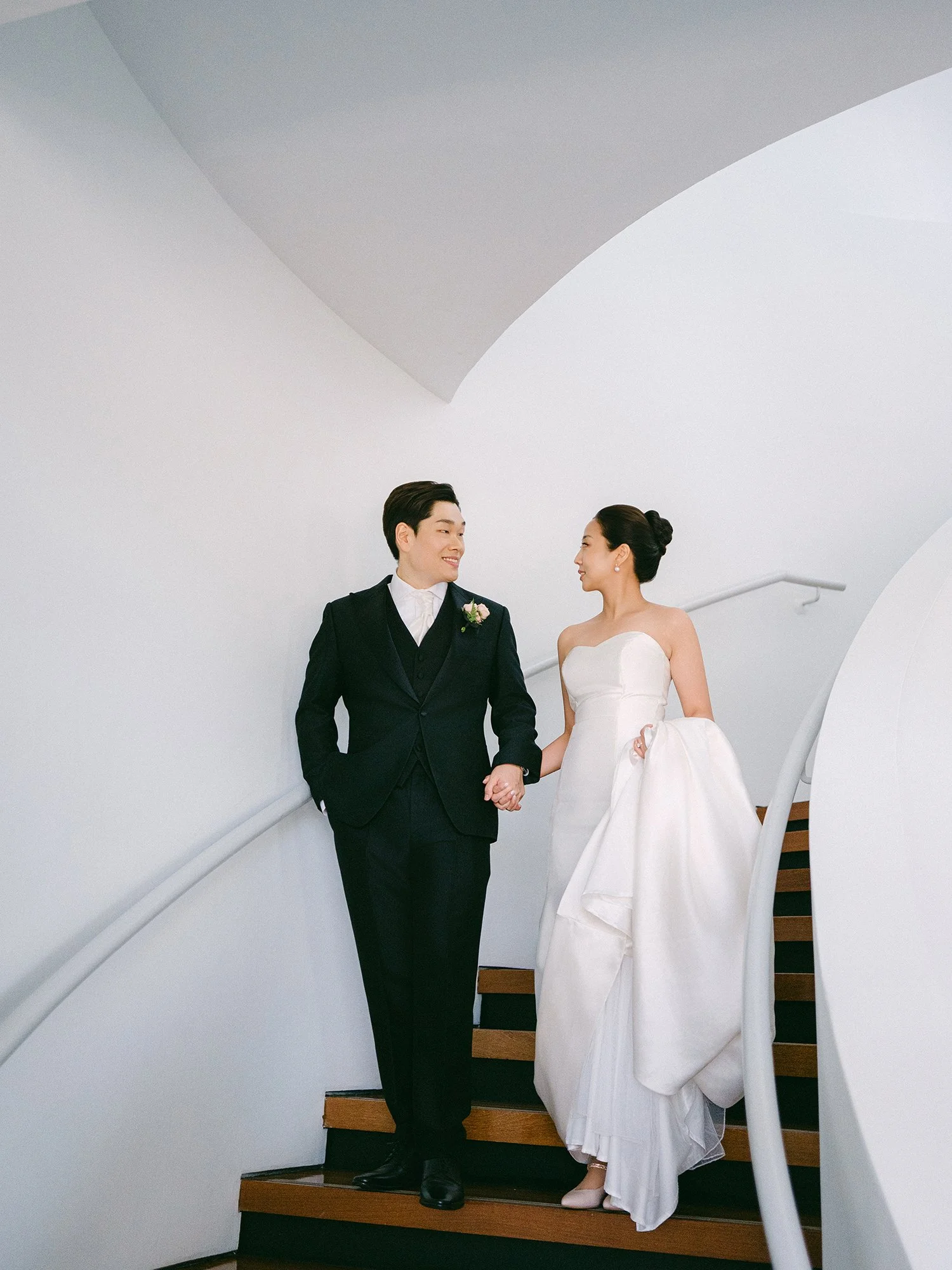 Wedding portrait of Jennifer and Andy at Maritime Parc NJ with the sunny Manhattan skyline in the background by Haseok Chung Studio.