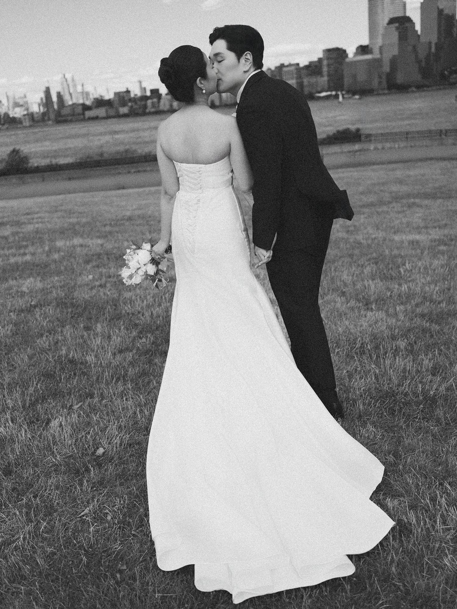 Wedding portrait of Jennifer and Andy at Maritime Parc NJ with the sunny Manhattan skyline in the background by Haseok Chung Studio.