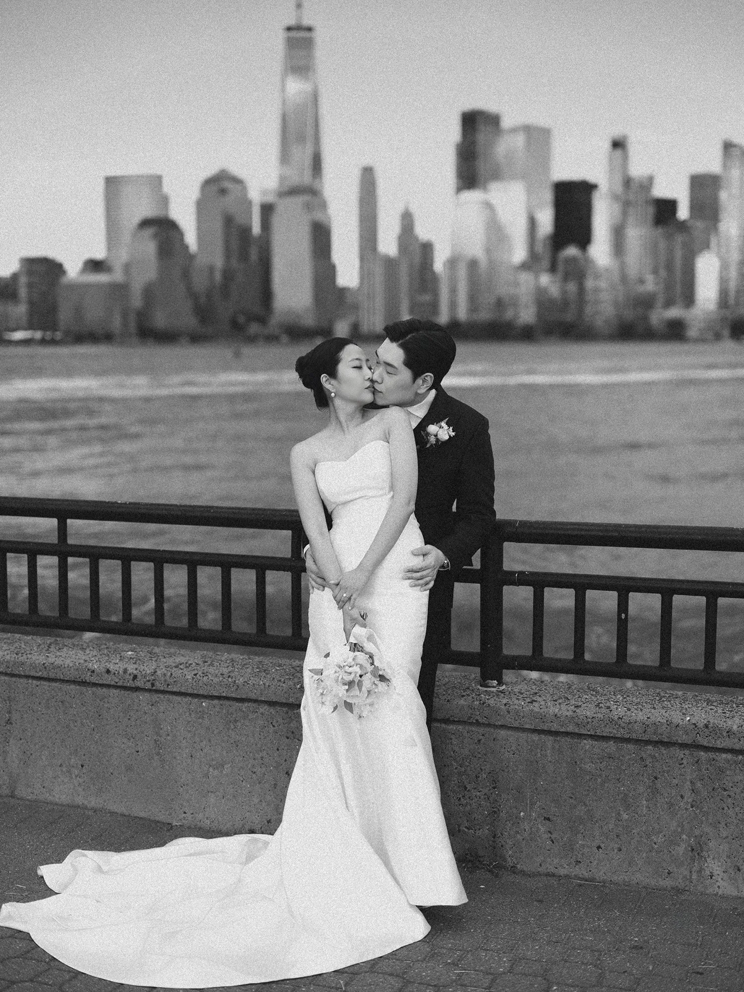 Wedding portrait of Jennifer and Andy at Maritime Parc NJ with the sunny Manhattan skyline in the background by Haseok Chung Studio.