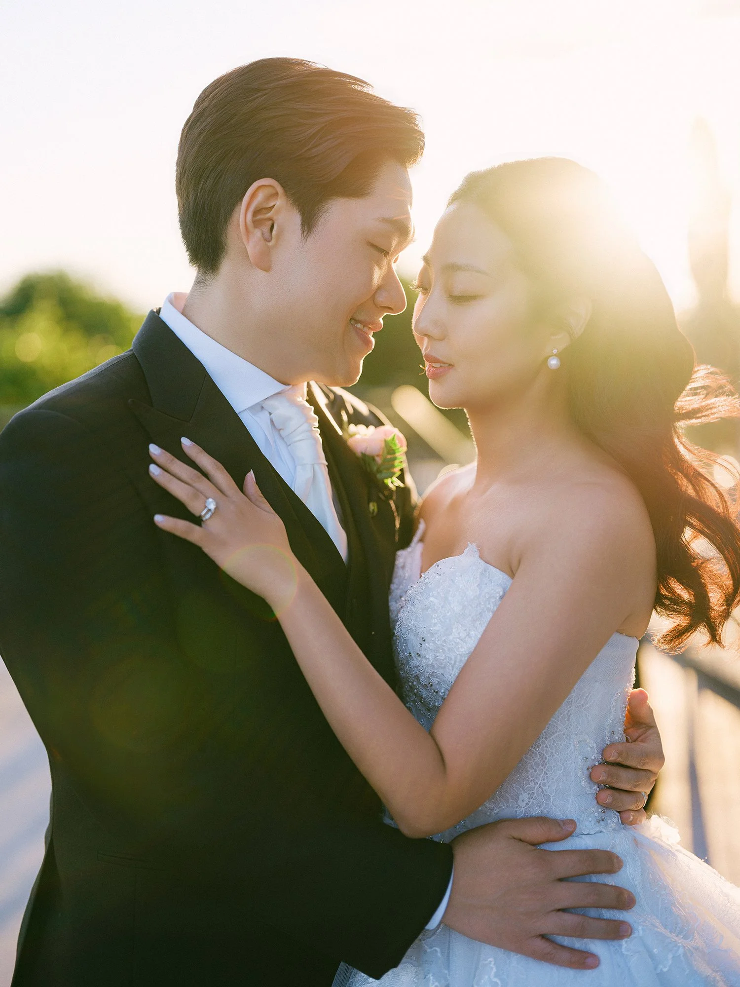 Wedding portrait of Jennifer and Andy at Maritime Parc NJ with the sunny Manhattan skyline in the background by Haseok Chung Studio.