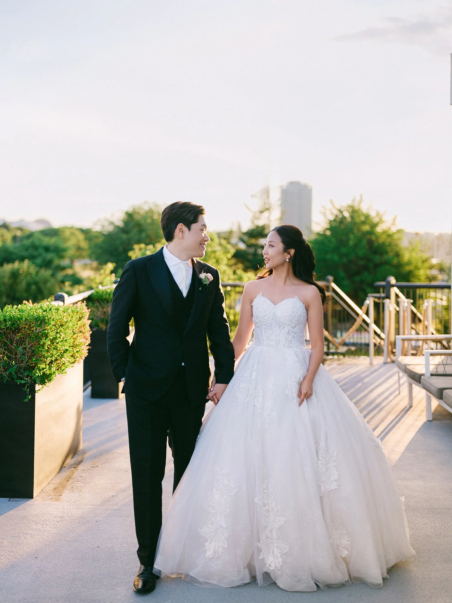 Wedding portrait of Jennifer and Andy at Maritime Parc NJ with the sunny Manhattan skyline in the background by Haseok Chung Studio.