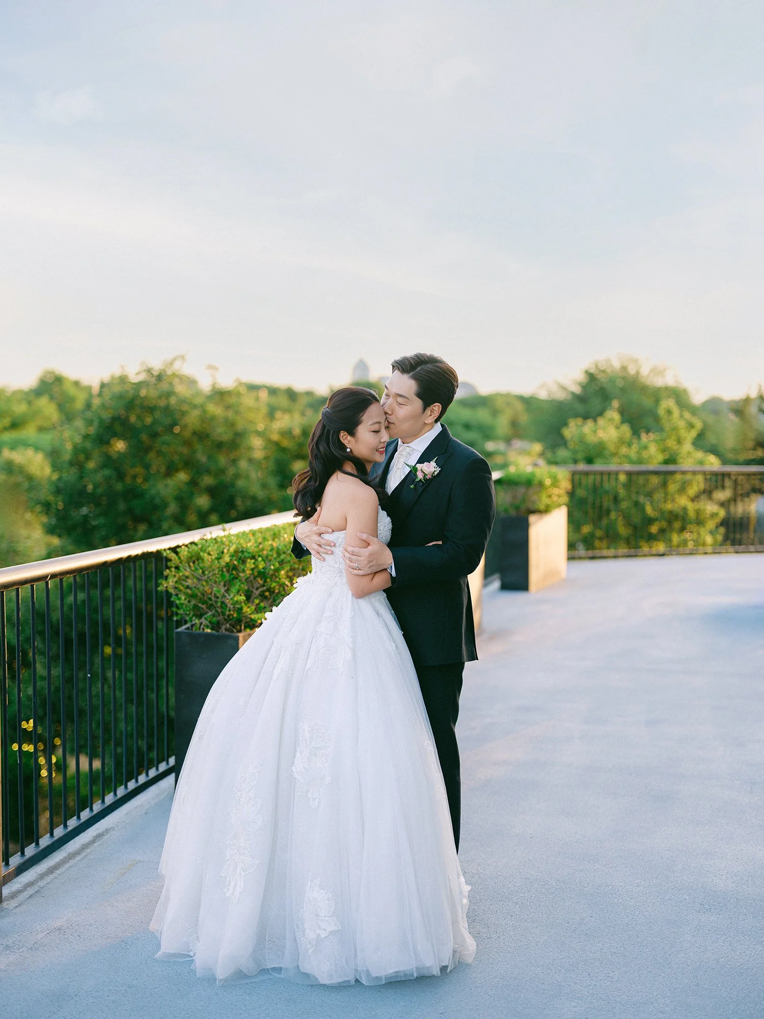 Wedding portrait of Jennifer and Andy at Maritime Parc NJ with the sunny Manhattan skyline in the background by Haseok Chung Studio.