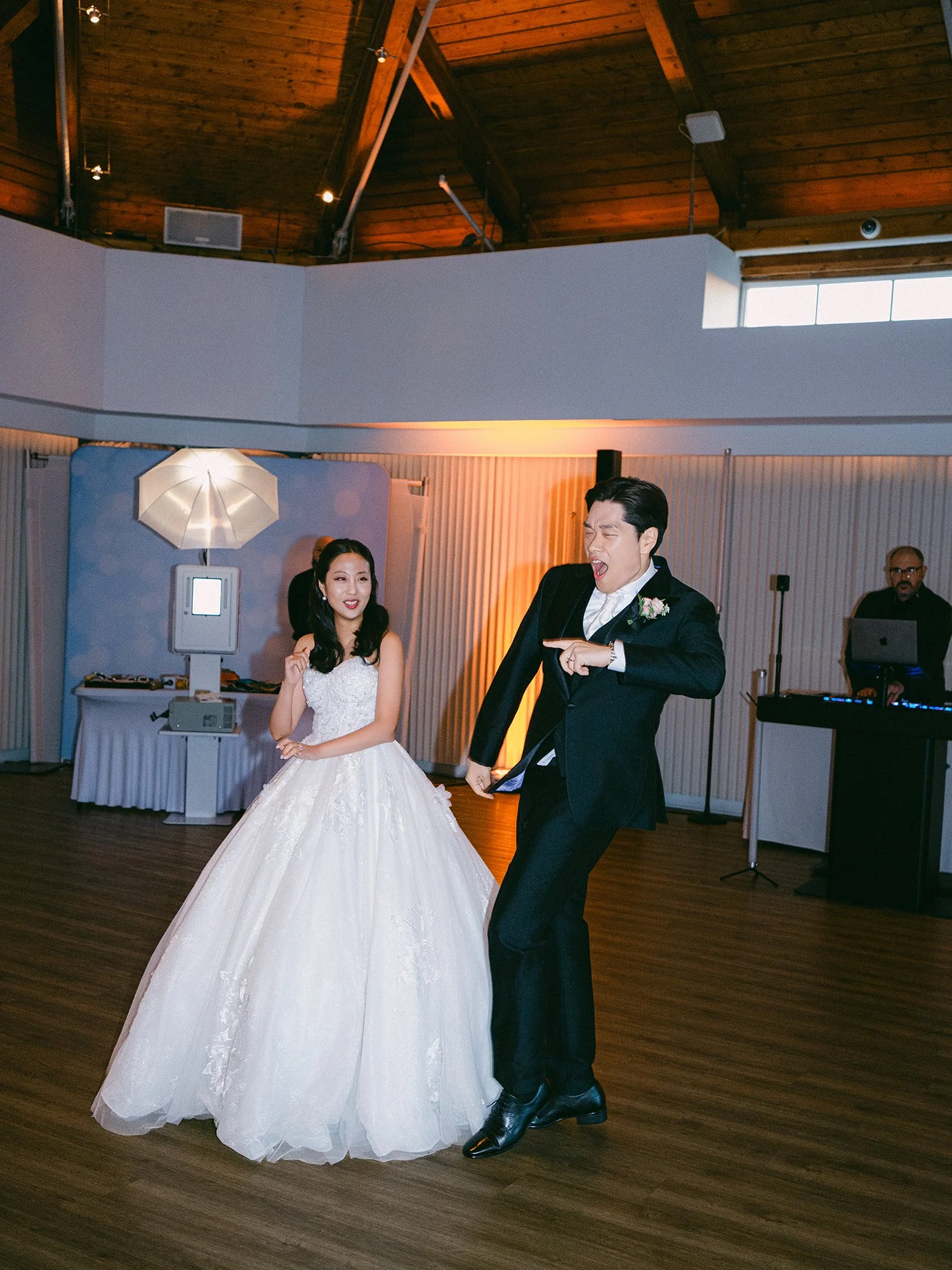 Wedding portrait of Jennifer and Andy at Maritime Parc NJ with the sunny Manhattan skyline in the background by Haseok Chung Studio.