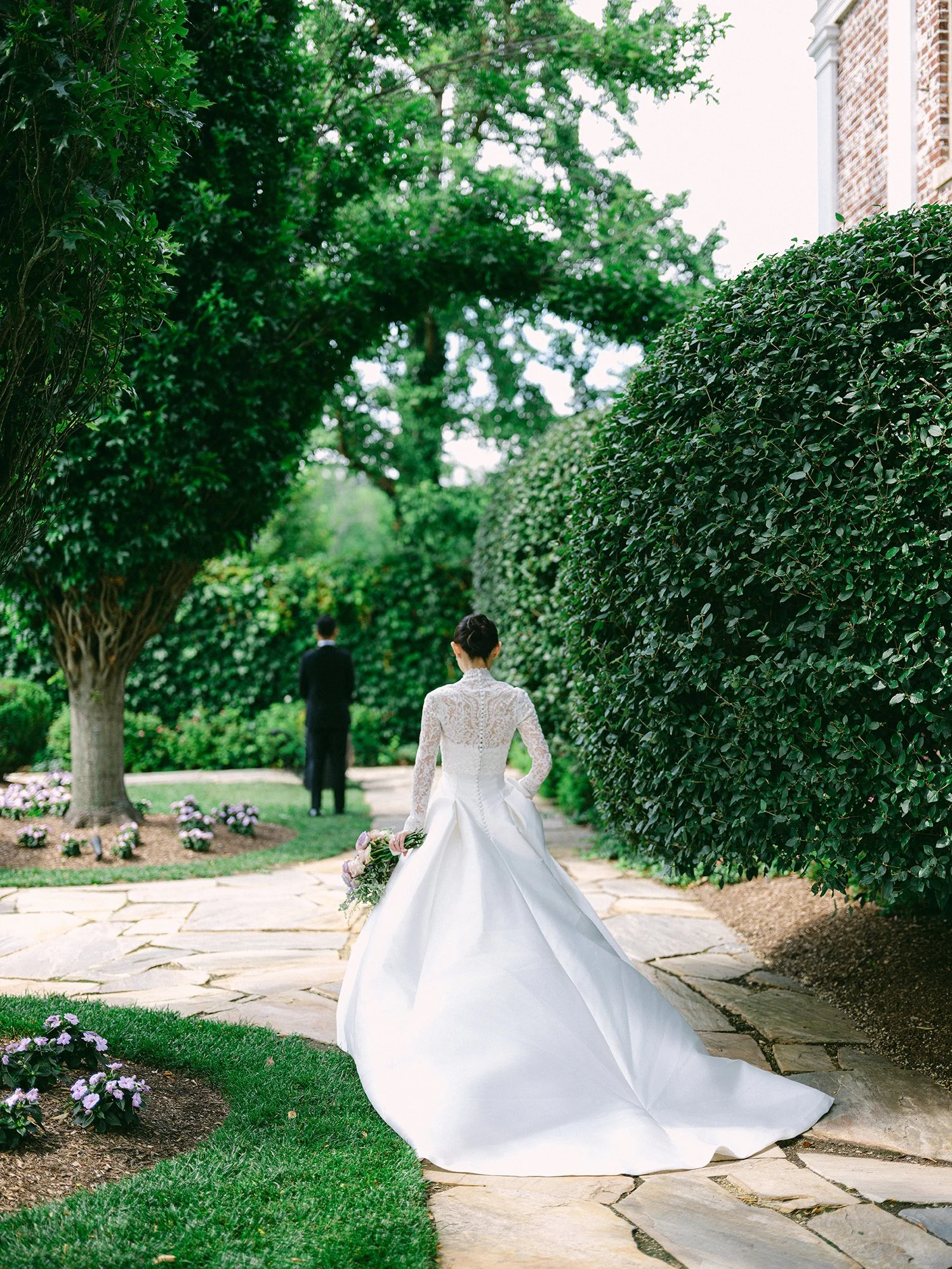 Wedding portrait of Amanda and Michael smiling in front of the historic mansion at Hamilton Farm Golf Club by Haseok Chung Studio.
