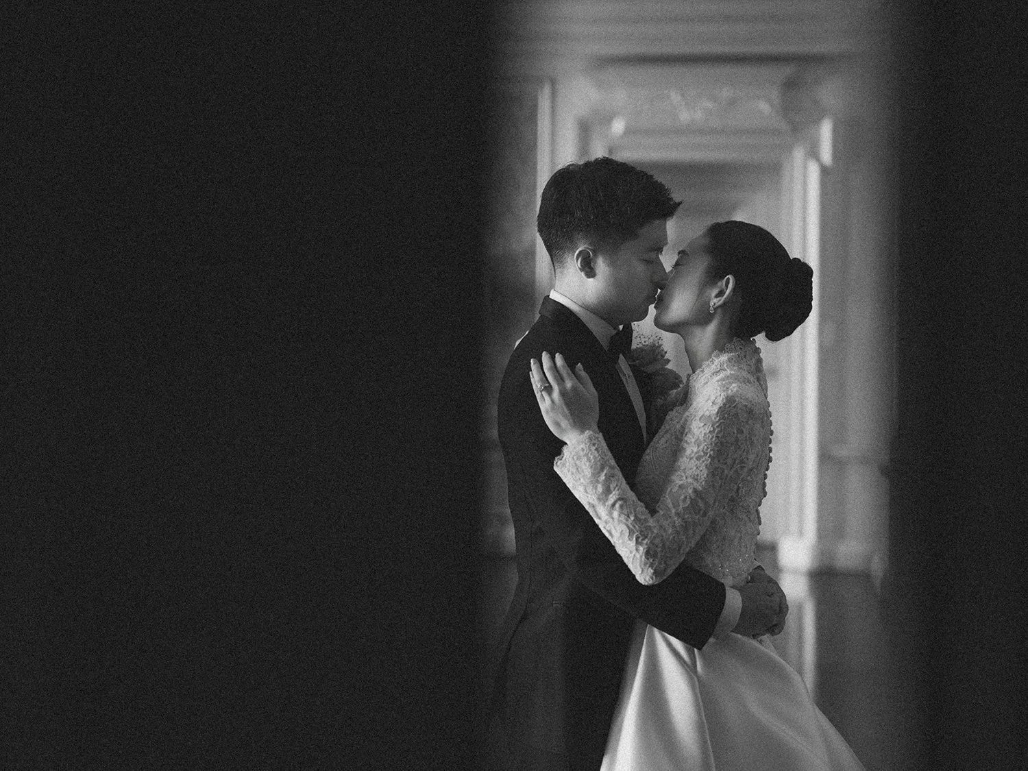 Wedding portrait of Amanda and Michael smiling in front of the historic mansion at Hamilton Farm Golf Club by Haseok Chung Studio.