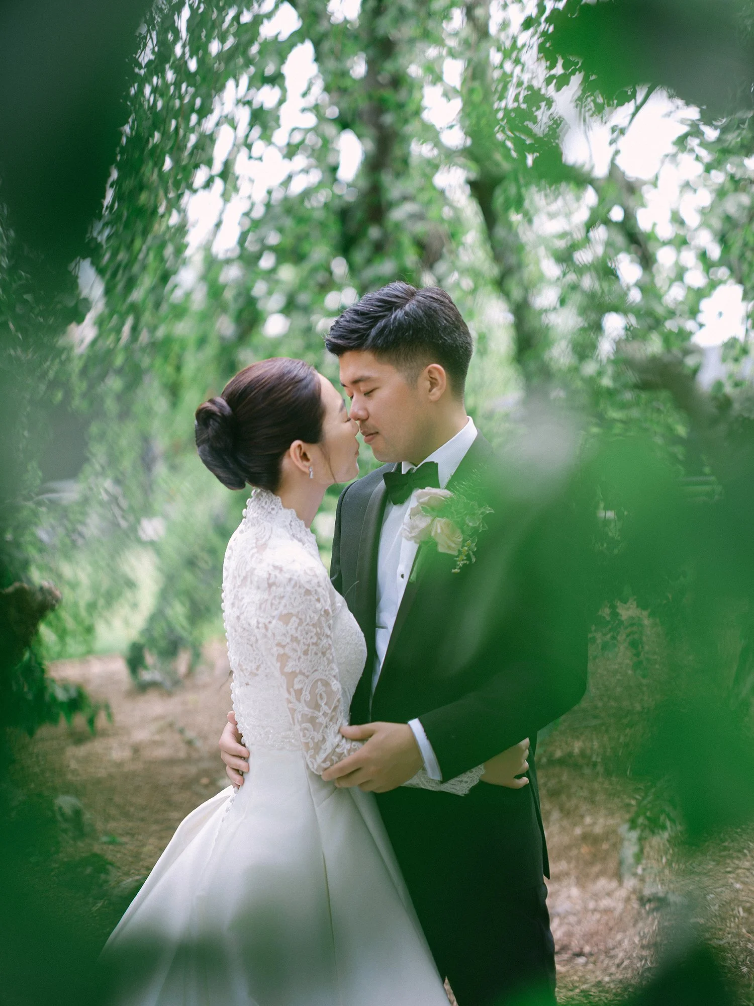 Wedding portrait of Amanda and Michael smiling in front of the historic mansion at Hamilton Farm Golf Club by Haseok Chung Studio.