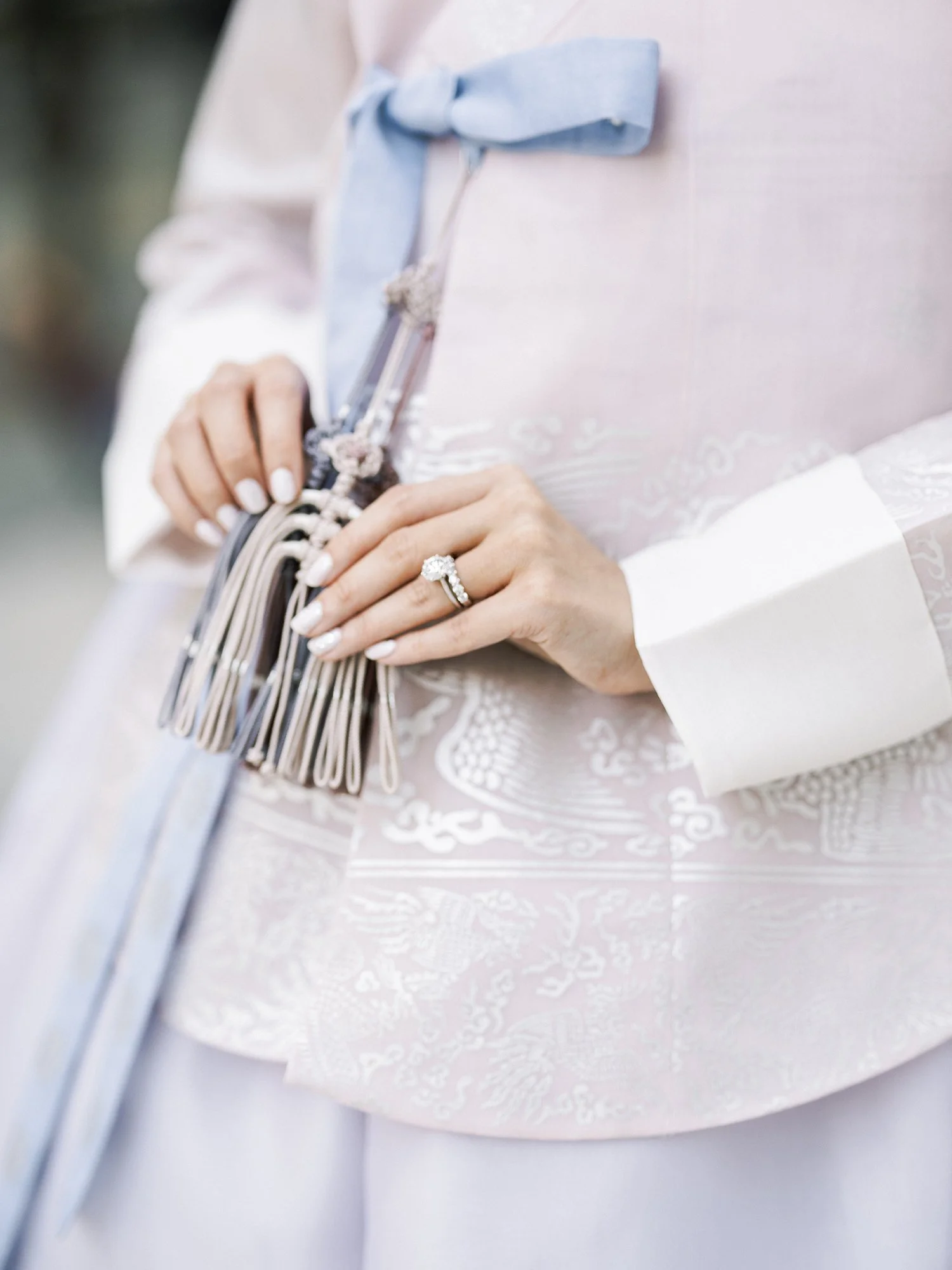 Bride holding wedding accessories during a Korean wedding photographed by Haseok Chung Studio