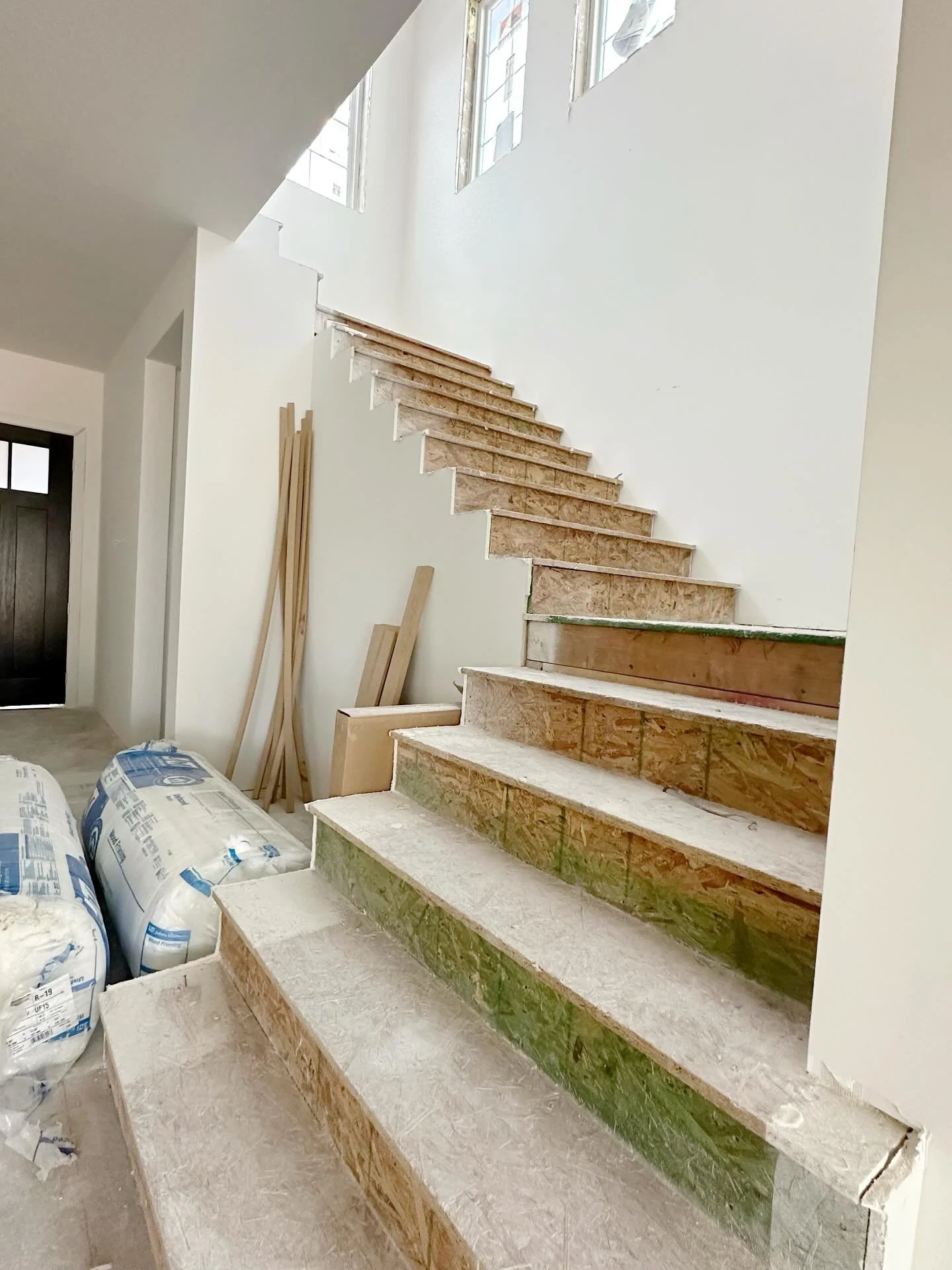 This @thomasjameshomes staircase is about to get the most beautiful railing and runner! Stay tuned&hellip; #binabildmanhomes #binainteriors #realestate #interiordesign