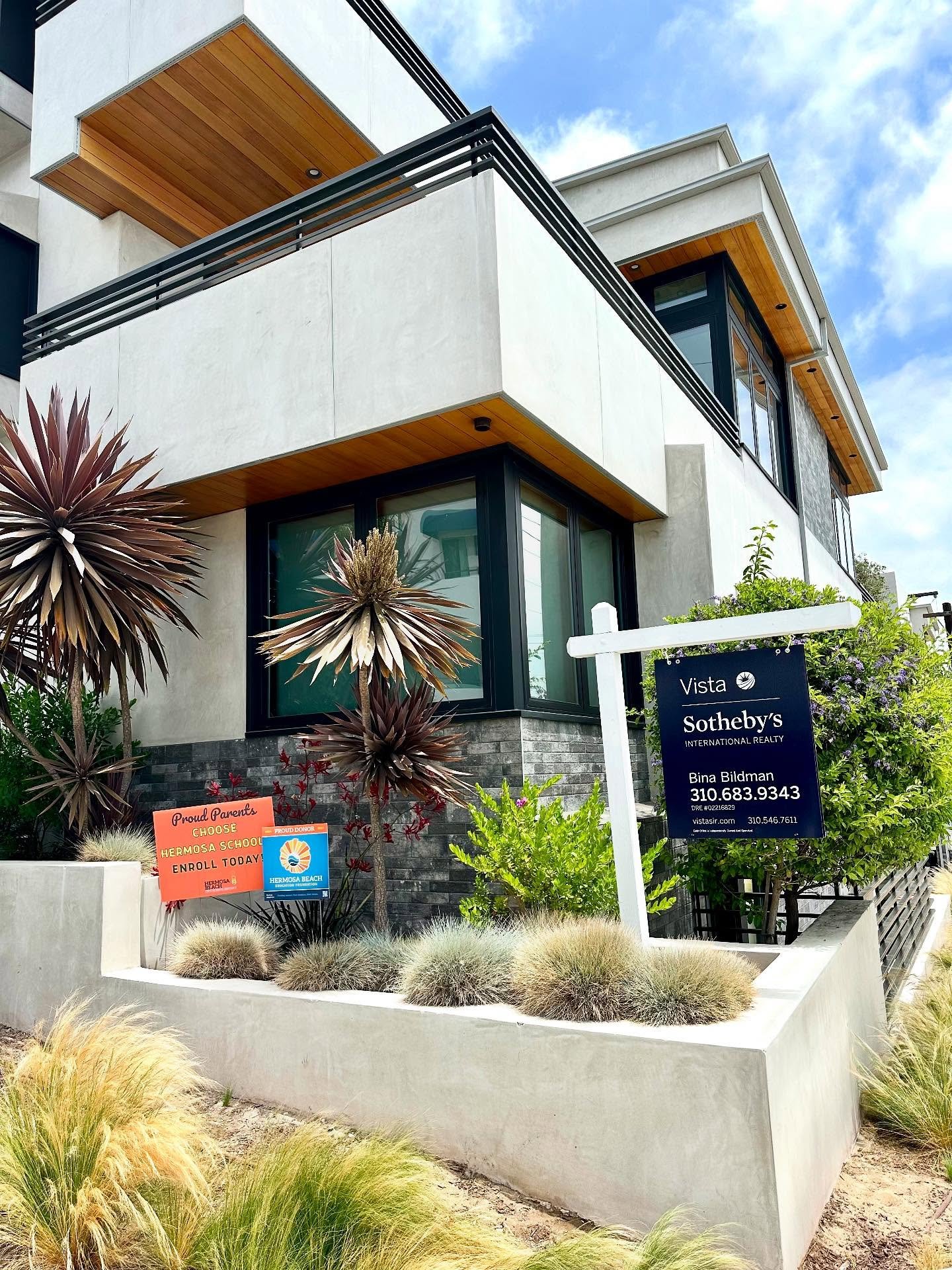 We&rsquo;ve got a HOT one folks! Had a blast adding beautiful decorative touches to this property in 2021 and now so grateful to be selling this special Hermosa Beach townhouse with @jennifercarasrealestate! Thrilled for our clients and UNDER CONTRAC