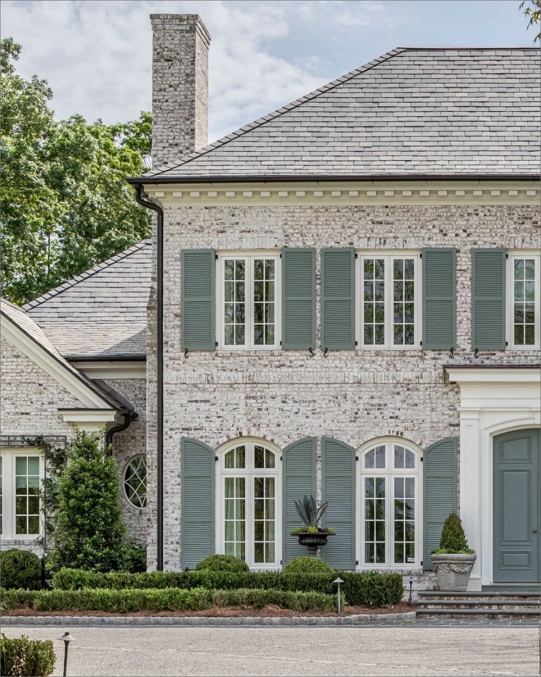 Facelift just in time for summer!Our South Carolina brick facade is getting a little refresh&hellip; and naturally, I&rsquo;ve mentally repainted the house at least 50 different shades of&hellip;

Stay tuned! ✨🤍✨
