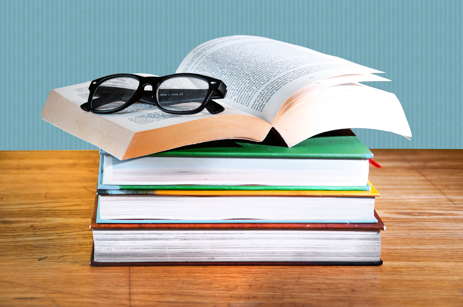 Книжка с очками. Книга и очки. Стопка книг. Стопка книг для презентации.