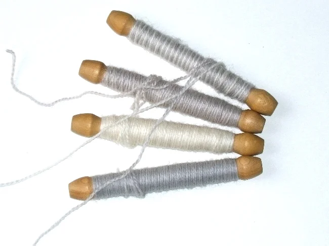 Blend A (top): 1 white, 1 light gray, 1 light mauve with 3 bobbins of each of these colors