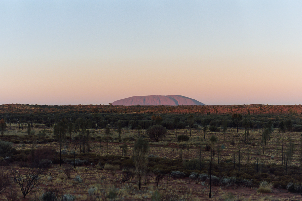  Uluru at sunrise. 