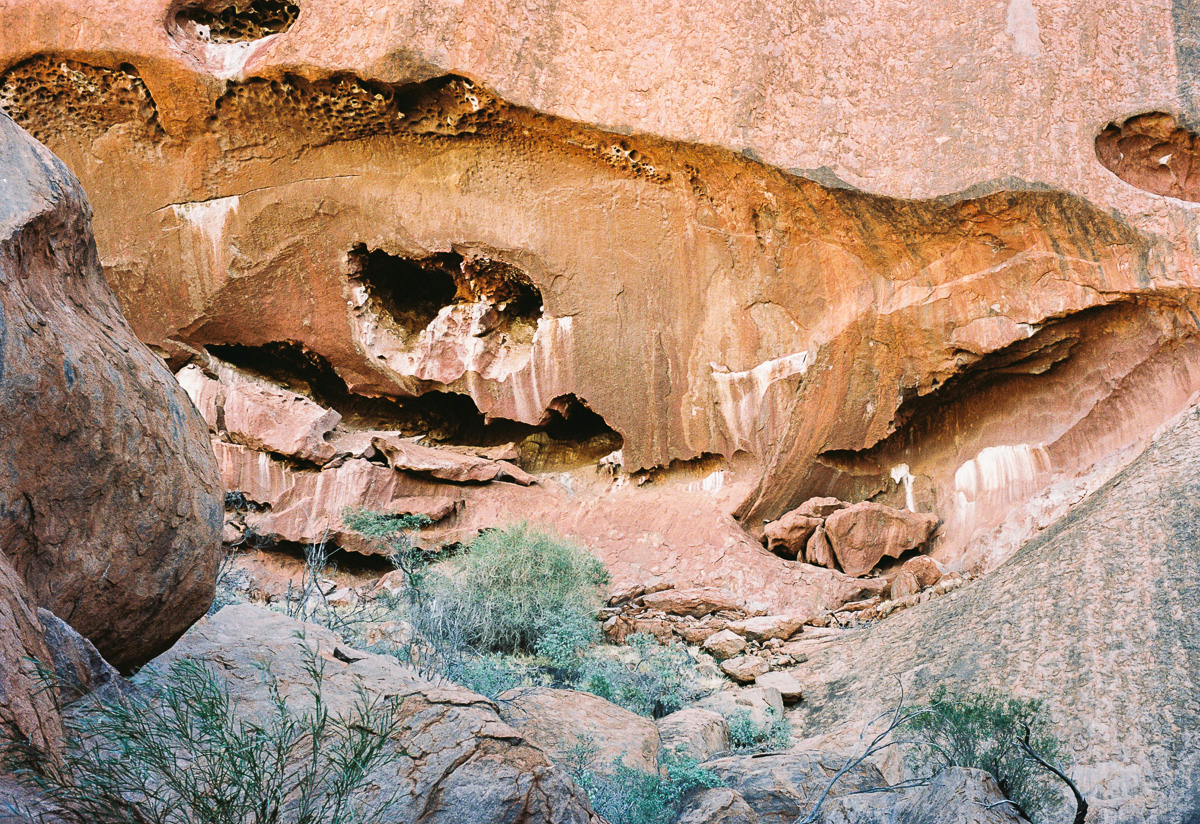  Uluru caves. 