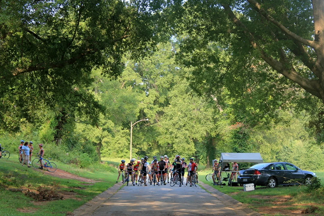 The Cat. 4/5 field gathers at the start line.