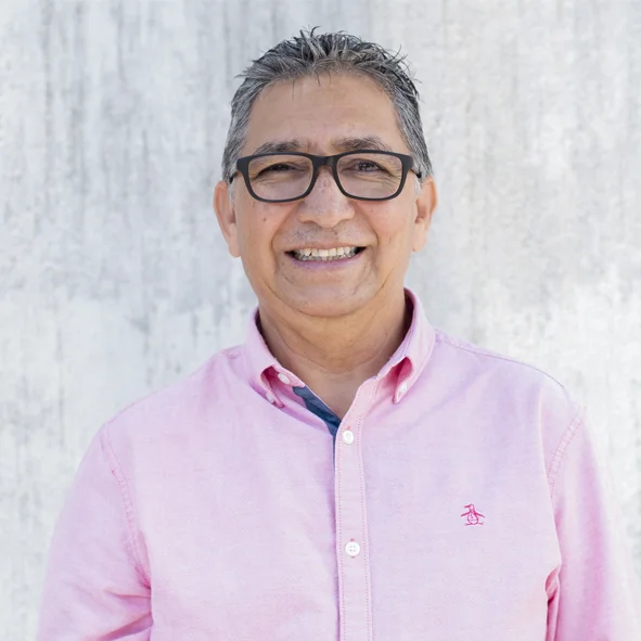 Lisandro es uno de los pastores de Iglesia Reforma y facilita una de las comunidades misionales. Está casado con Yojana y es papá de Luis Andrés, Elias José, Daniel Josué.