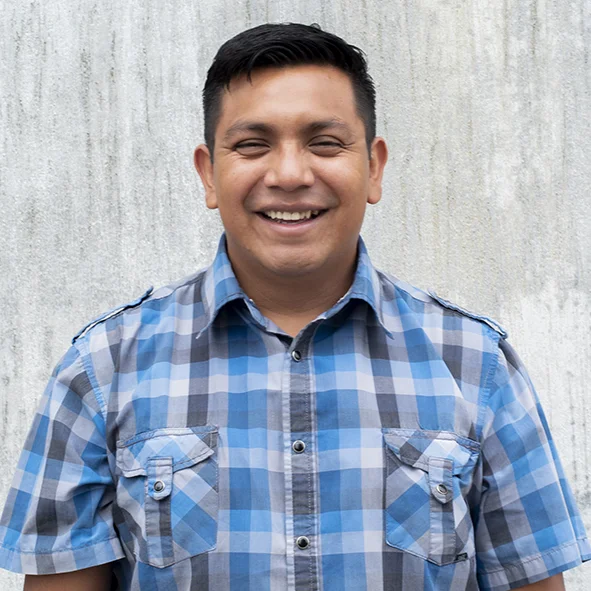 Selvin es diácono en Iglesia Reforma y sirve a la iglesia coordinando la iniciativa en Bethania de desarrollo comunitario. Está casado con Katie.