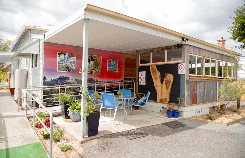 the-crepe-myrtle-tea-&-coffee-rooms-under-awning-back-seating-area.jpg-sml.jpg