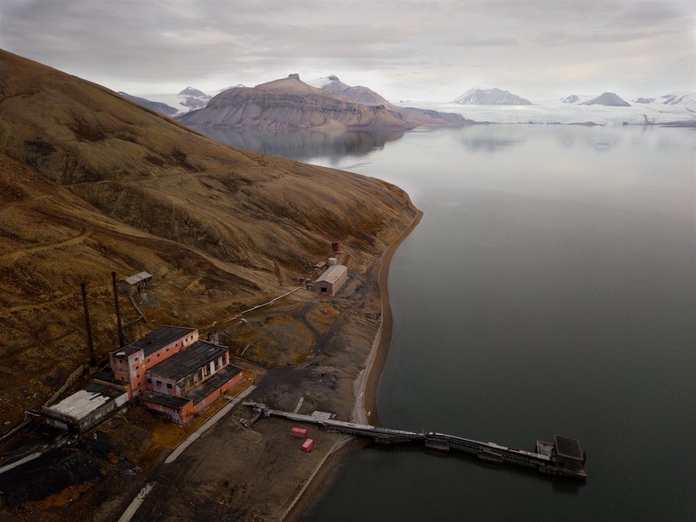 Svalbard / Pyramiden coal mining detritus & glacier