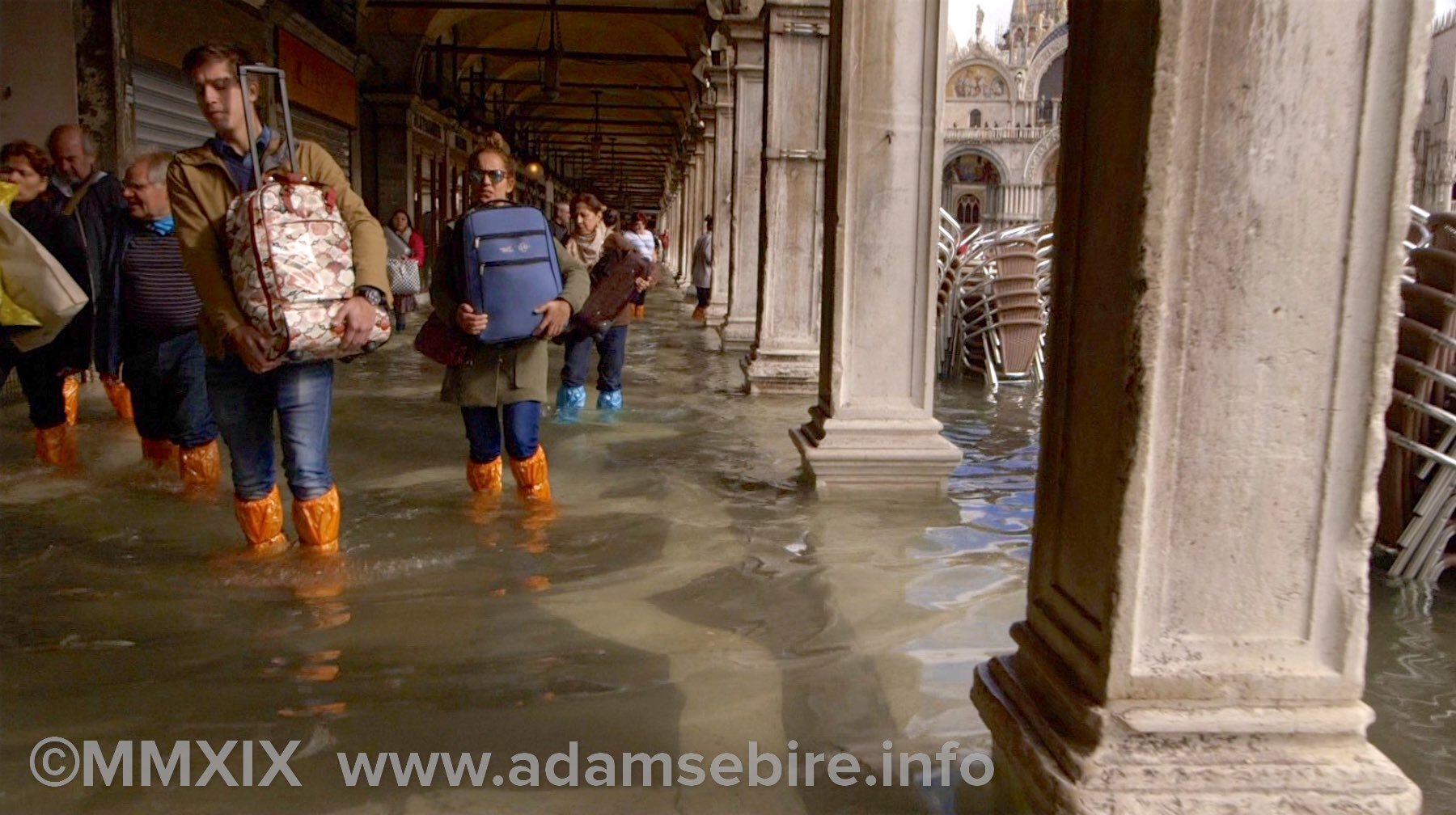 Venice acqua alta flooding - tourists with luggage.jpg