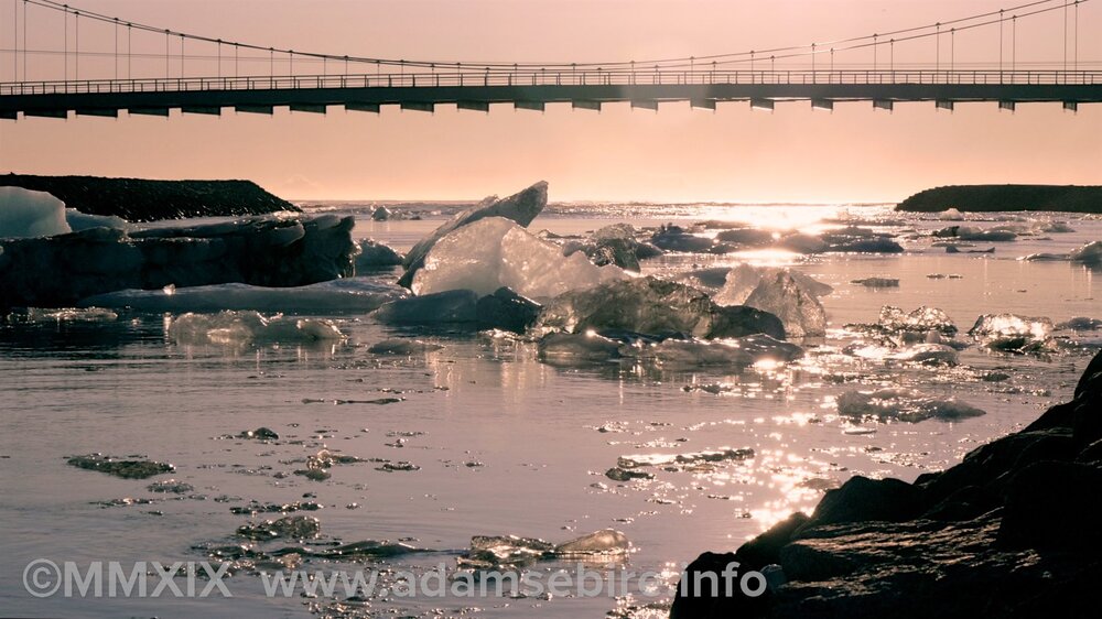 Jokulsarlon ice melting under bridge.jpg