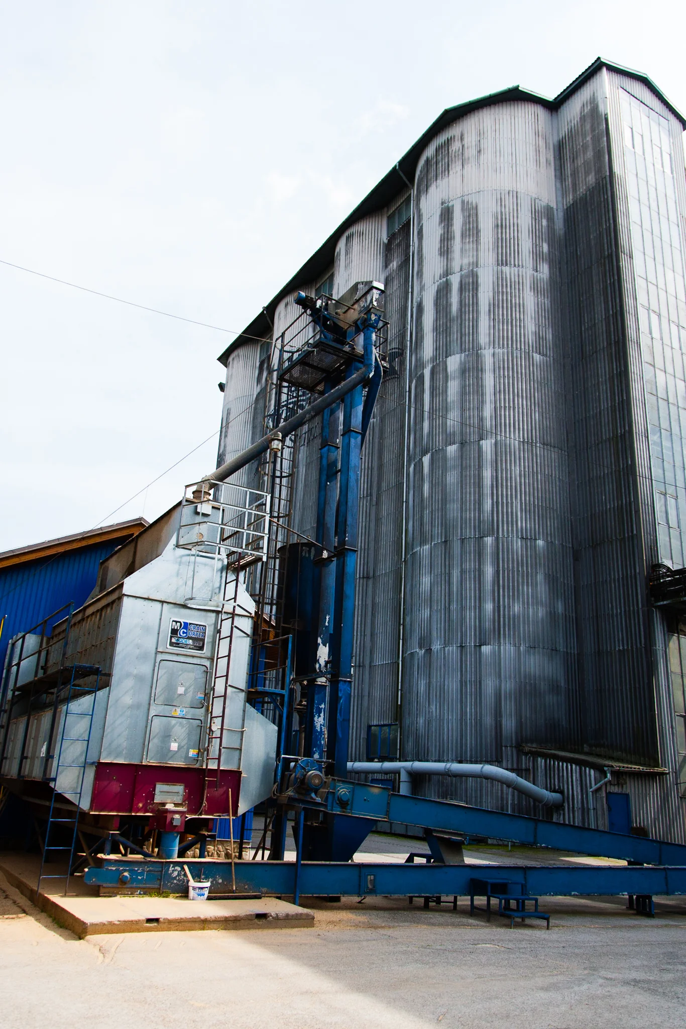 Die Lagersilos und die Schrotmaschine
