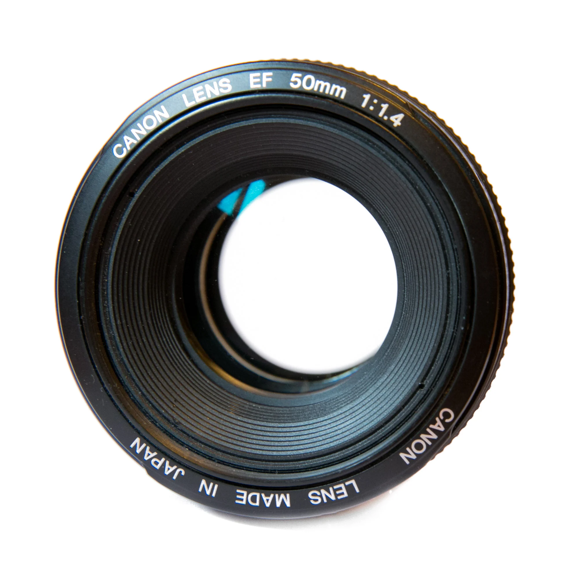 Mein treues 50mm Objektiv und ich haben schon vieles miteinander erlebt, doch leider ist die Gauss-Typ Konstruktion der Optik nicht mehr am aktuellen Stand der Technik.