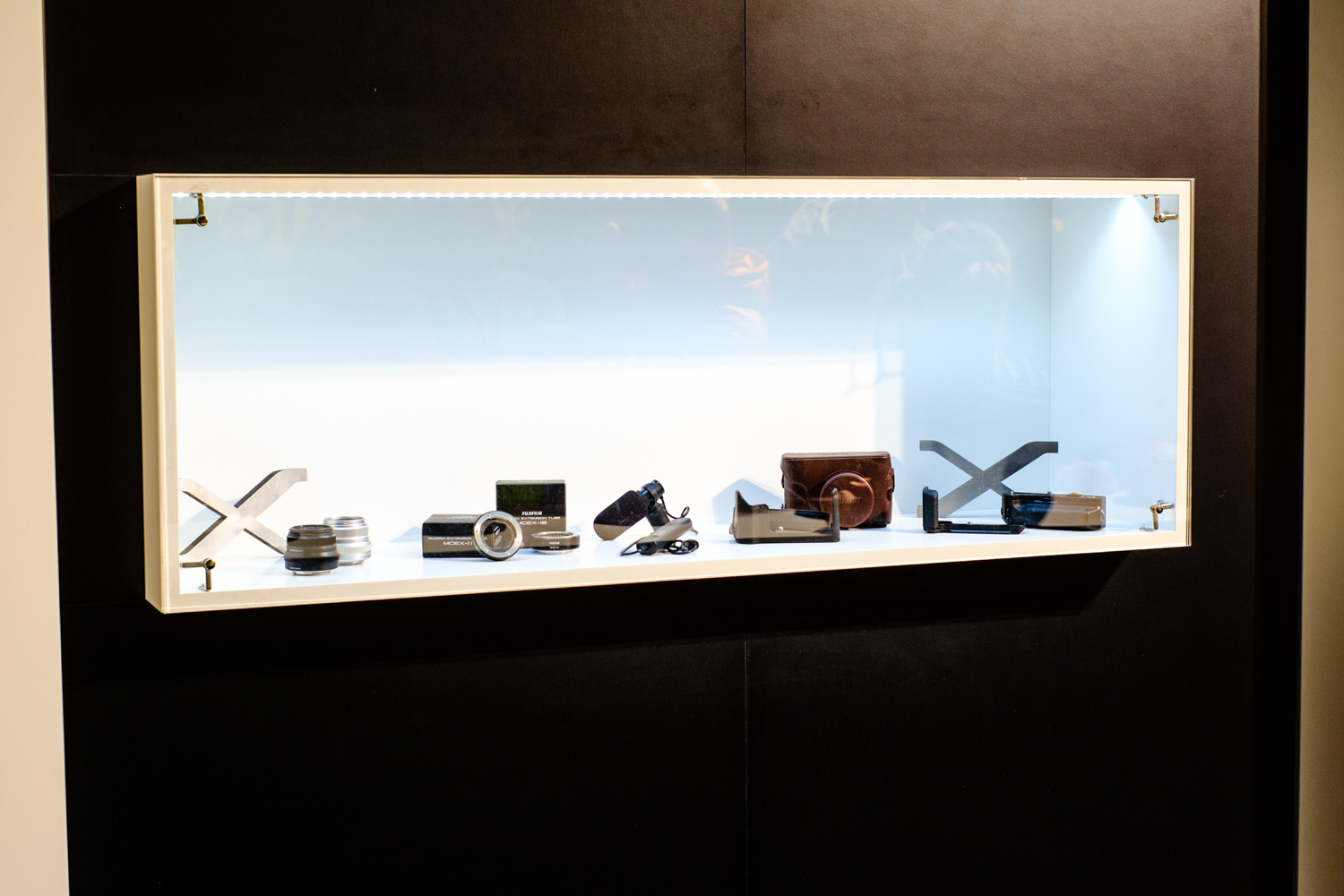 Fuji X-Pro1, XF35mm F1.4 R, 1/60sec, f/4.0, ISO 800; ganz links in der Vitrine sind die schwarze und silberne Variante des neuen XF35mm F2 R WR zu sehen
