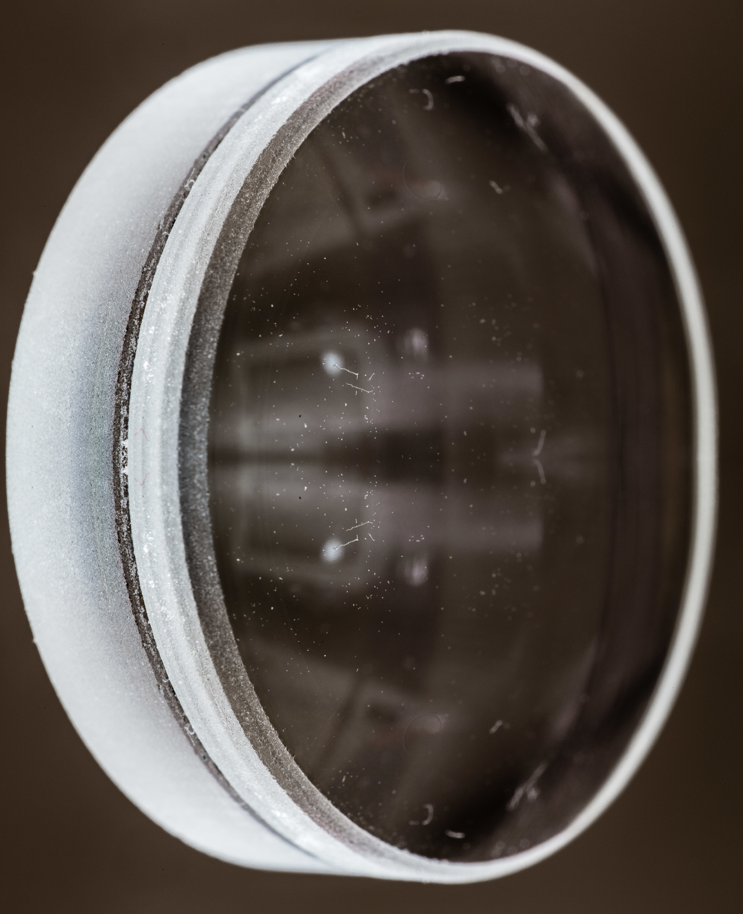 Achromatische Dublett mit 22 mm Durchmesser aufgenommen mit einem 28 mm Objektiv mit Retroadapter. Dieses Foto musste aus 2 Teilbildern zusammengesetzt werden.