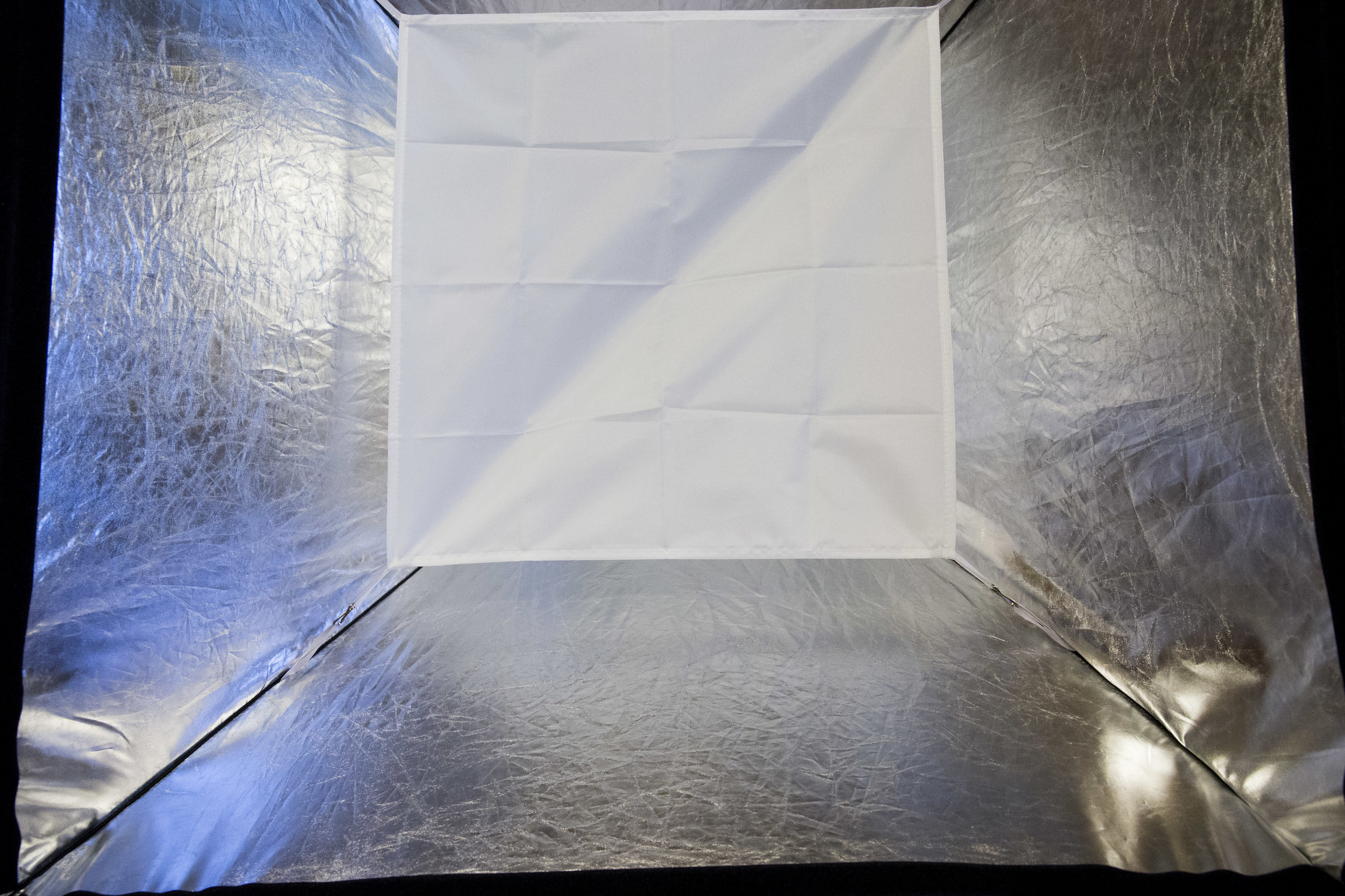 Blick in die Softbox ohne äußeren Diffusor / Inside the softbox without the outer diffusor