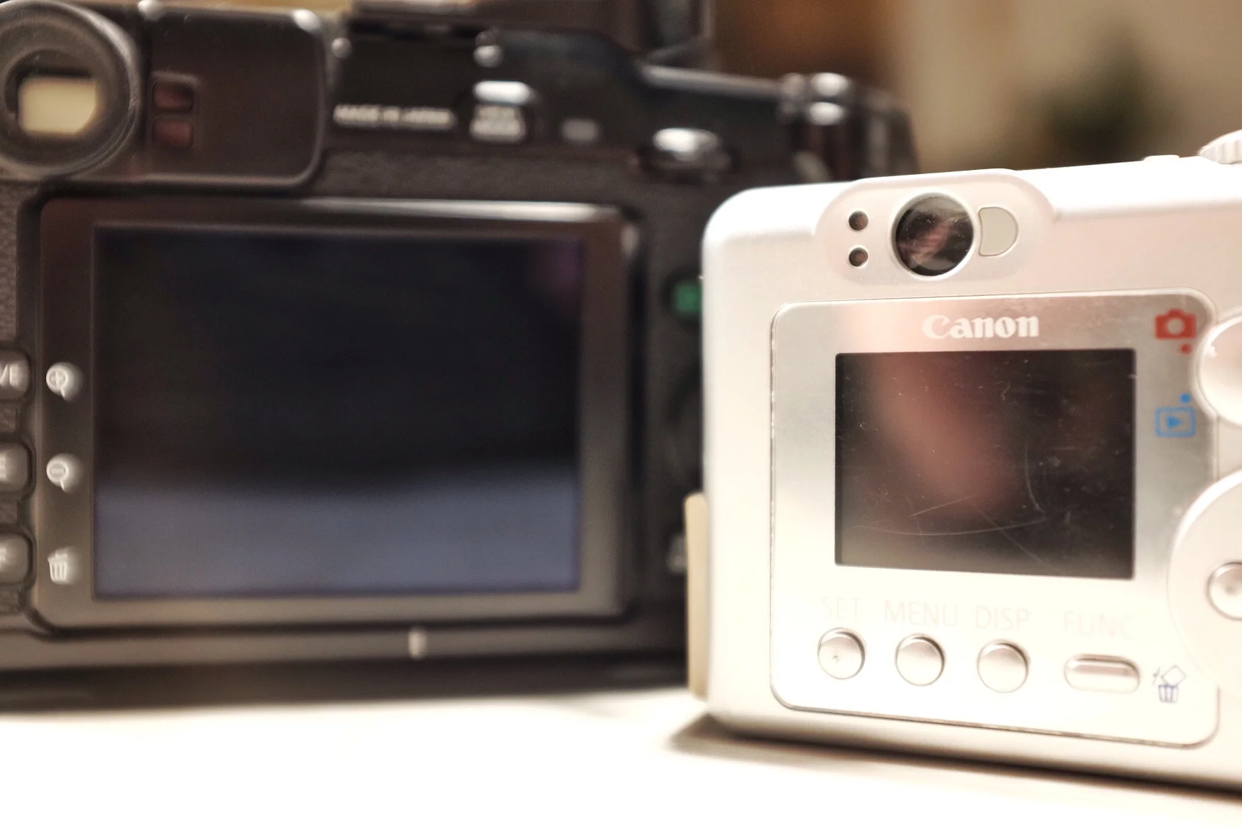 Links die Fujifilm X-Pro1 mit 3" Display, rechts die Canon PowerShot A70 mit 1,5" Display