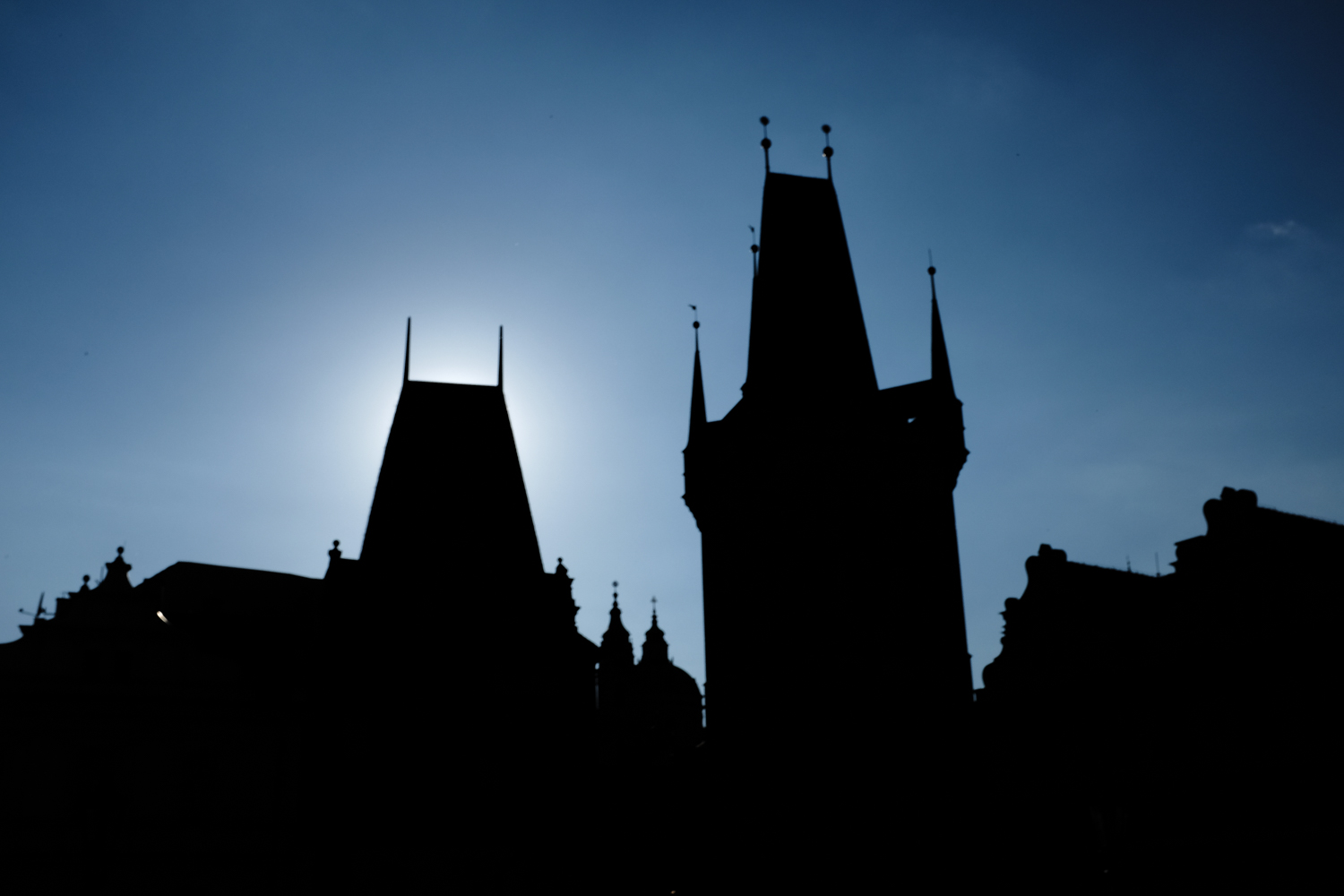 Silhouette des Brückenhauses der Karlsbrücke, Prag, 2017