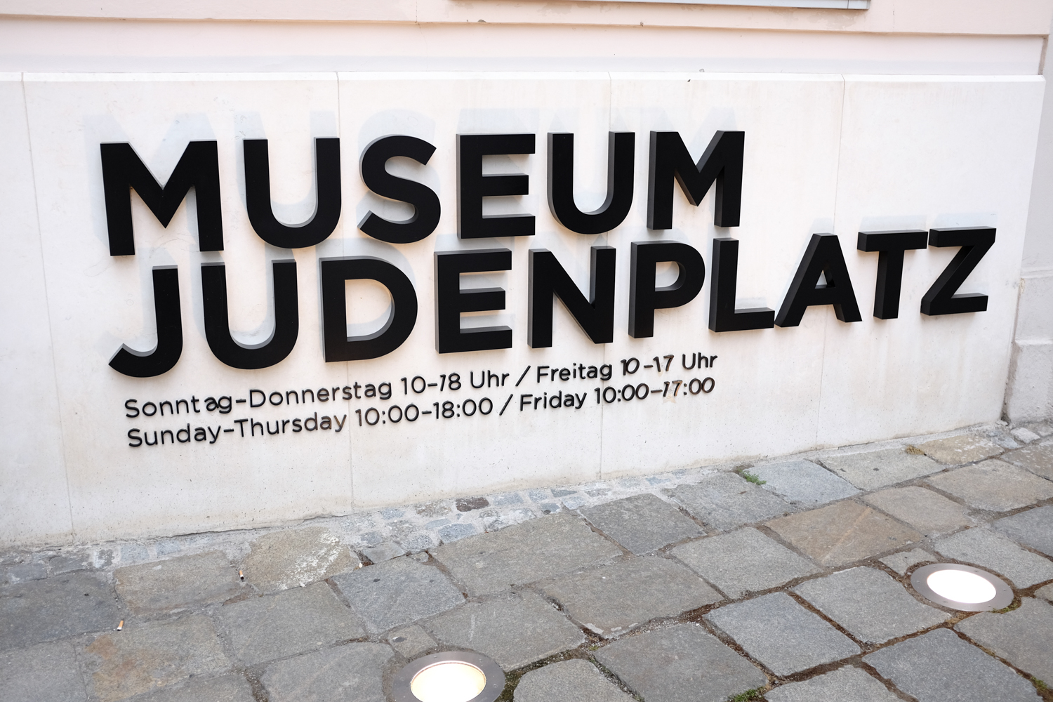 Nicht zu übersehen, wenn man am Judenplatz steht. Der Schriftzug des Museums