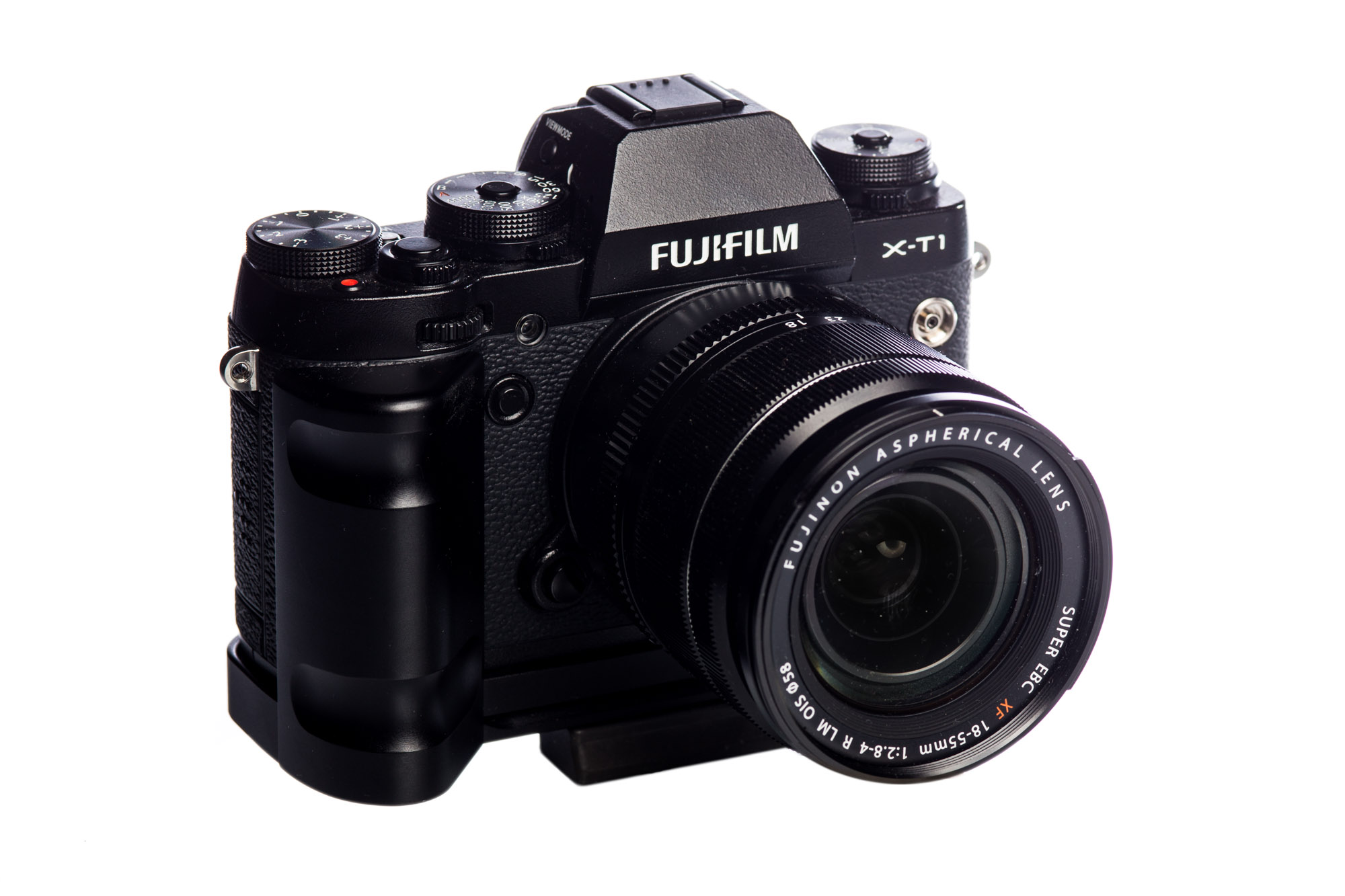 Die Fuji X-T1 ist in Größe und Aussehen mit meiner analogen Minolta X-700 vergleichbar. Das einzige was mich glücklicher machen könnte wäre ein Vollformat Sensor, jeoch verstehe und respektiere ich Fujifilms Entscheidung nicht in den stark umkämpften Sektor der Vollformatkameras einzusteigen.