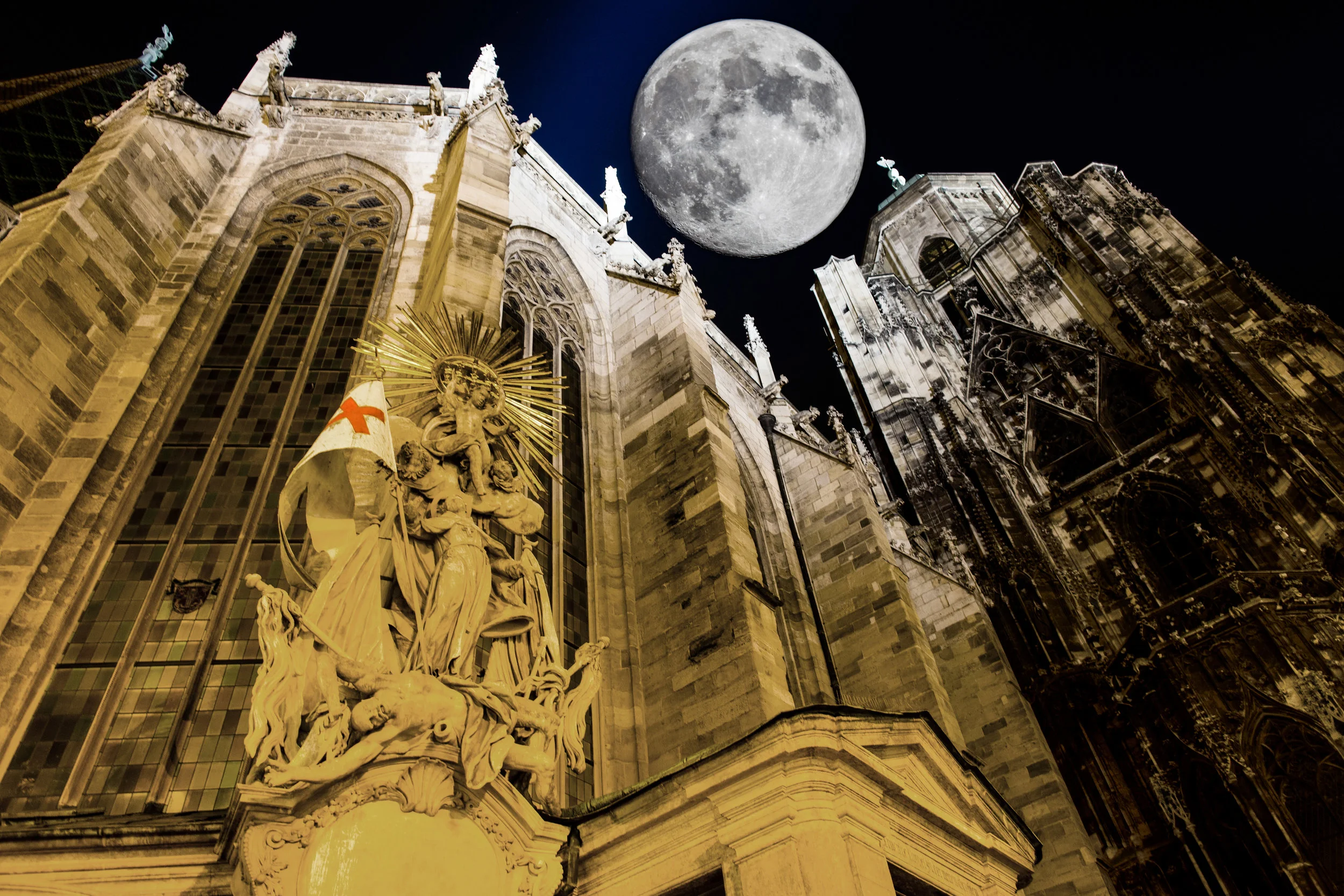 Eines meiner eigenen Kompositfotos - Hier der Stephansdom mit dem Mond