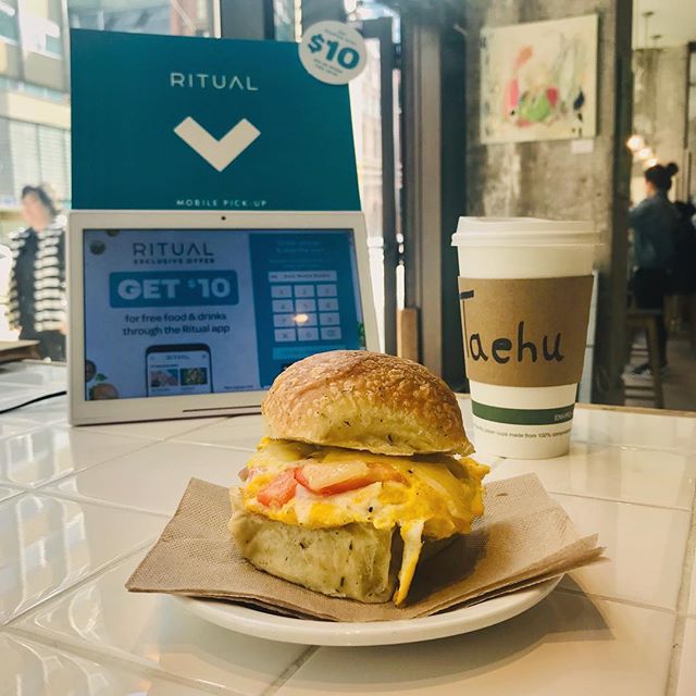 Happy Eats Week Toronto!
$1.00 Loretta Lynn, BLT and Grilled Cheese when you order through @ritual_co and pay with Apple Pay .
.
.
#coffeepublic #food #egg #sandwich #breakfast #lunch #coffee #cafe #eat #healthyfood #health #farmtotable #city #citylife #toronto #torontofood #uoft #spring #love #life #ritual #applepay