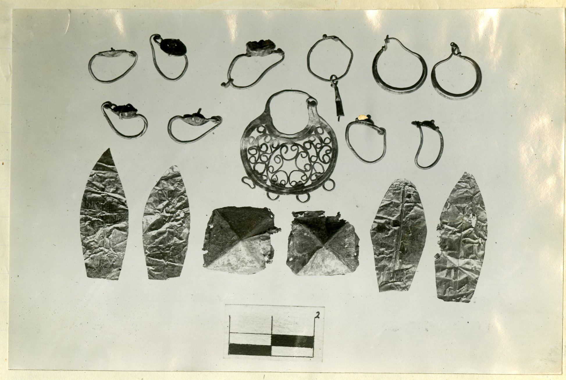 The earring and other gold objects found in Tomb 295.